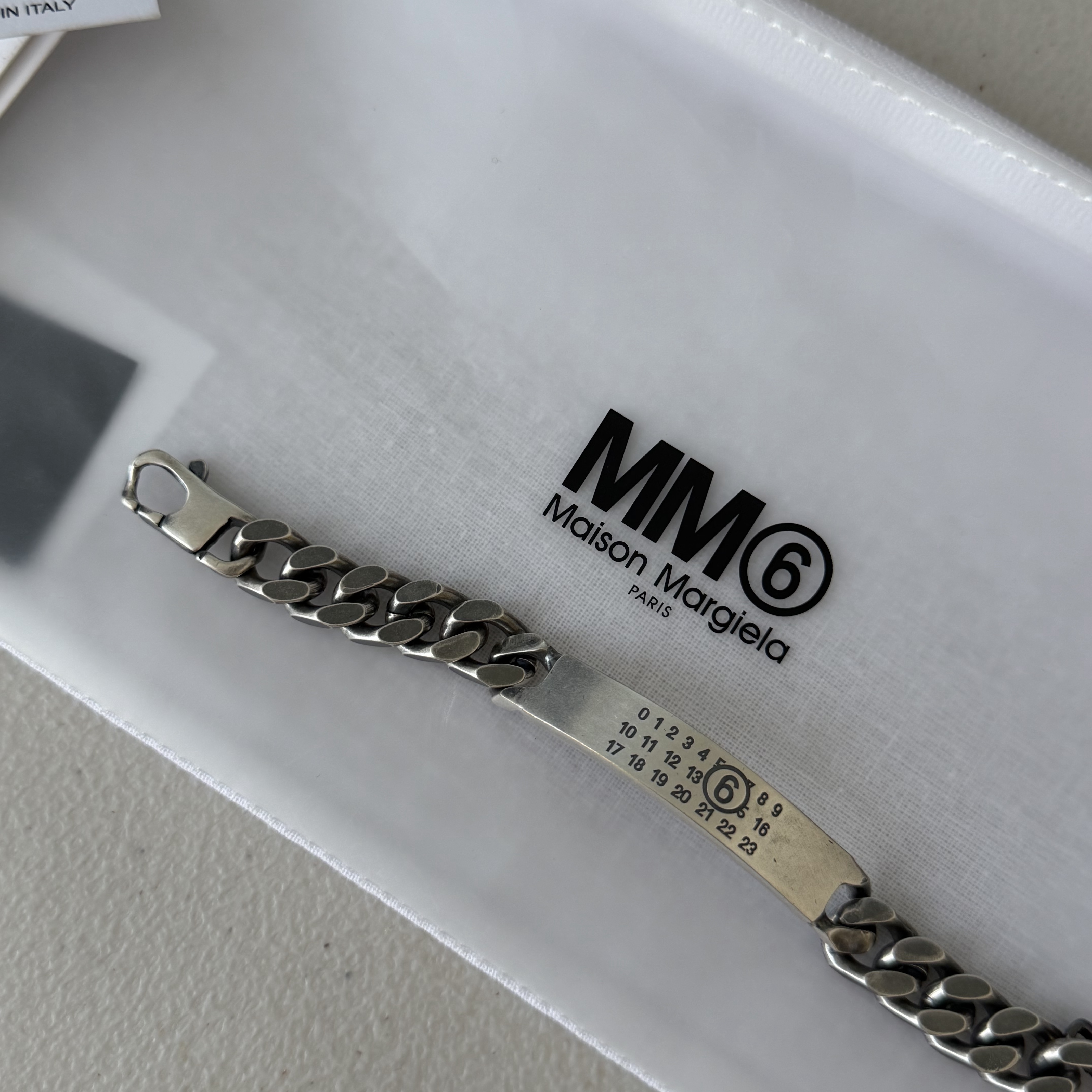 (W) MM6 Maison Margiela Classic Chain Bracelet Grey 착용 스타일 - 2
