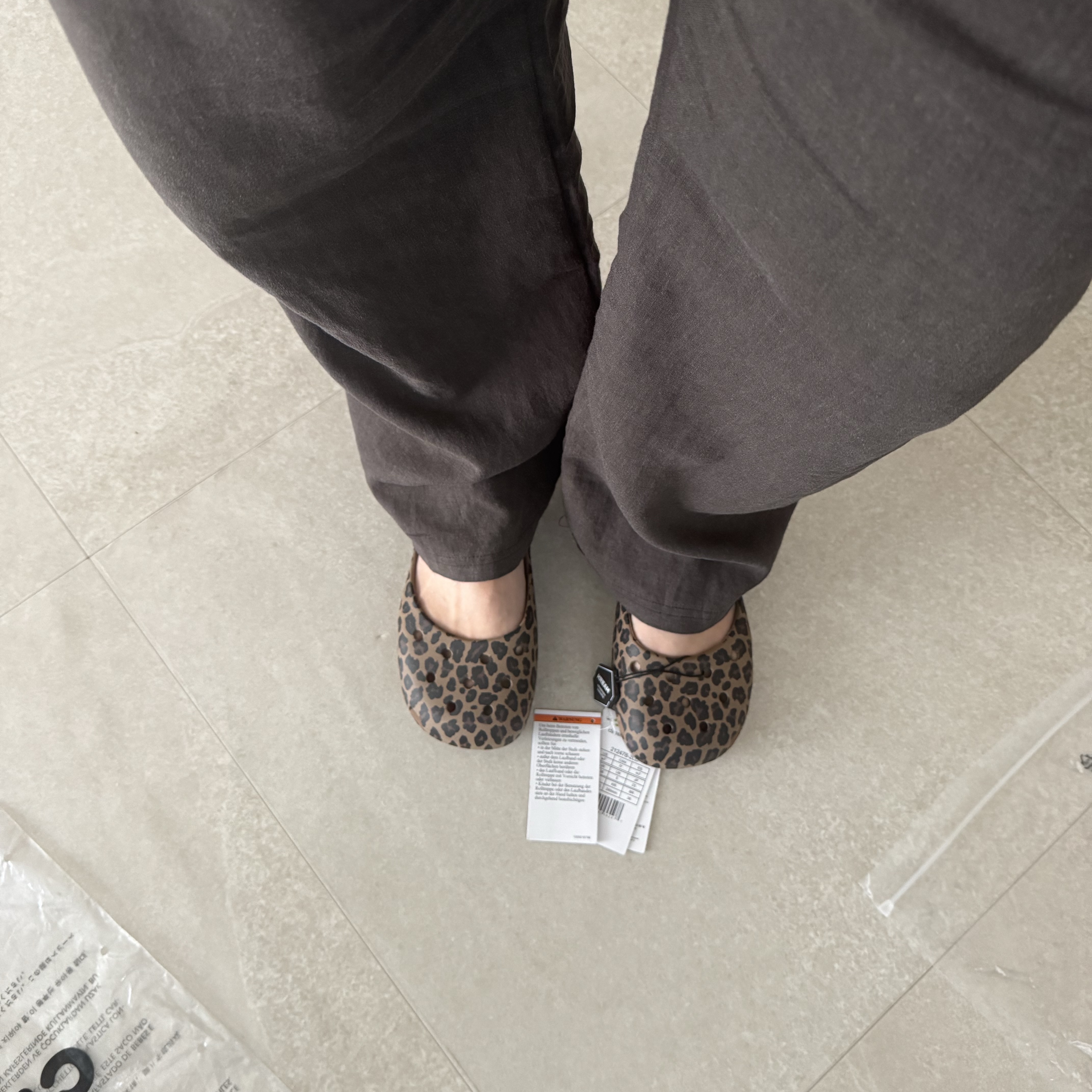 (W) Crocs Classic Animal Ballet Sepia Leopard 착용 스타일 - 1