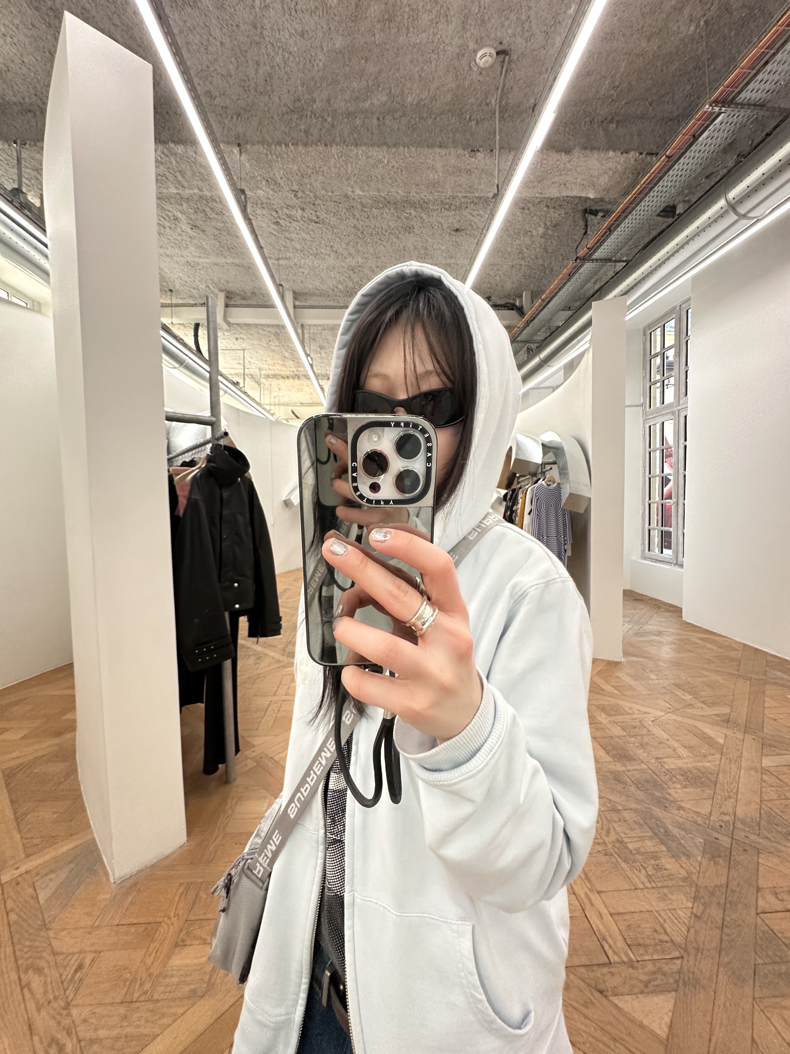 Supreme Shoulder Bag Silver - 22FW 착용 스타일