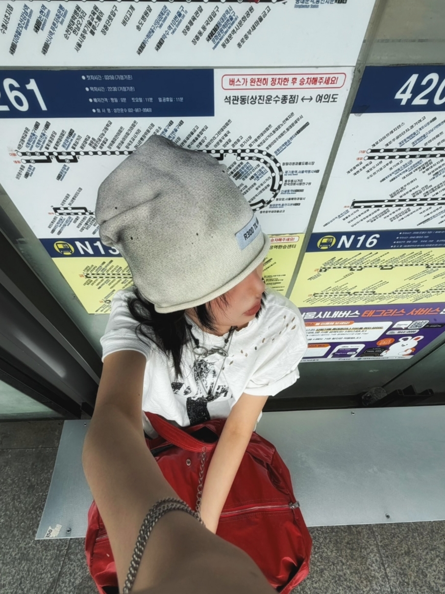 ROARINGRAD Dirty Knit Beanie Ivory, ROARINGRAD Cross Damage Slub T-Shirt White 착용 스타일