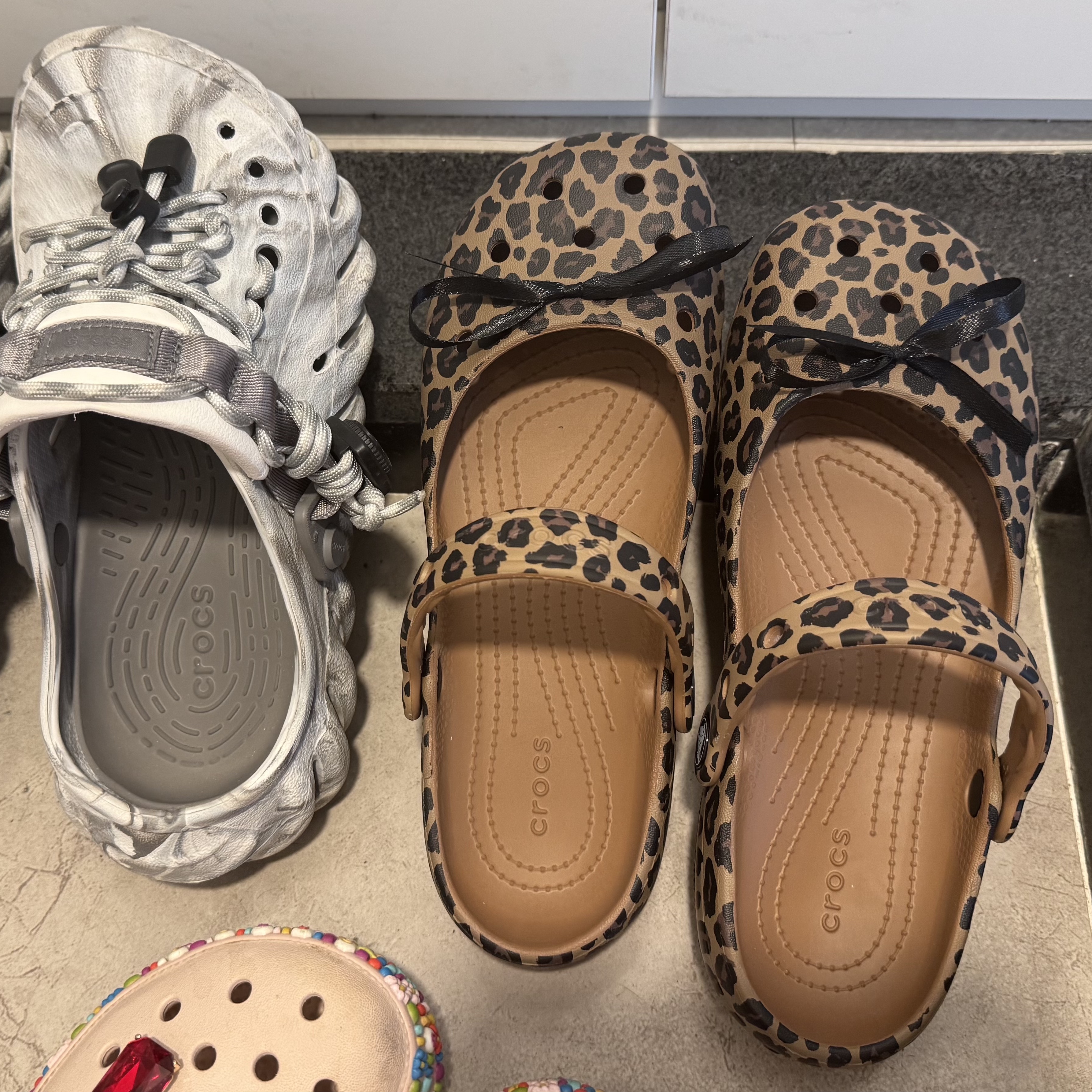 (W) Crocs Classic Animal Ballet Sepia Leopard 착용 스타일 - 2