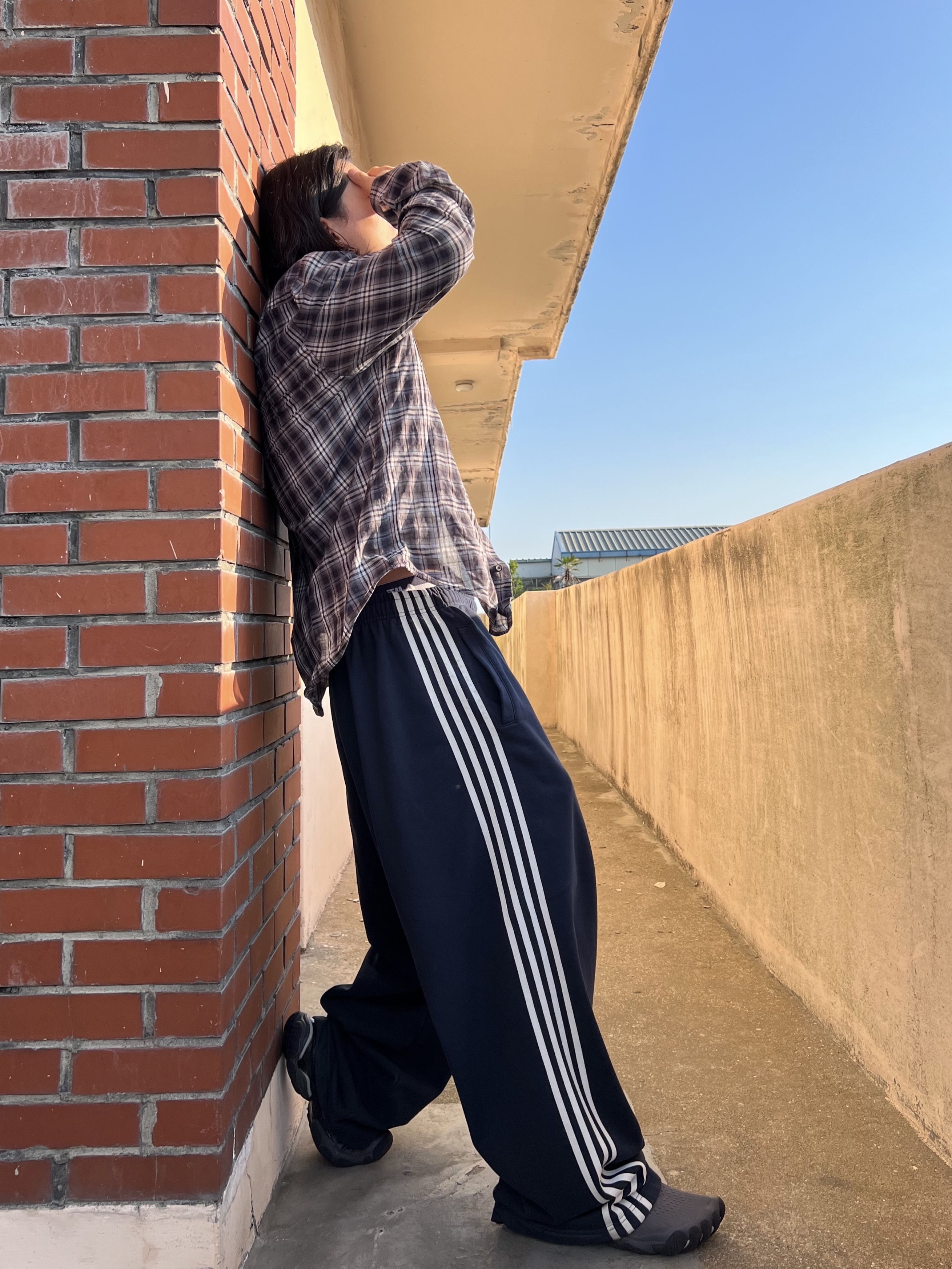 Nonnod Wire Sheer Shirt Navy, Balenciaga Anatomic Runner Sneakers Grey 착용 스타일 - 1