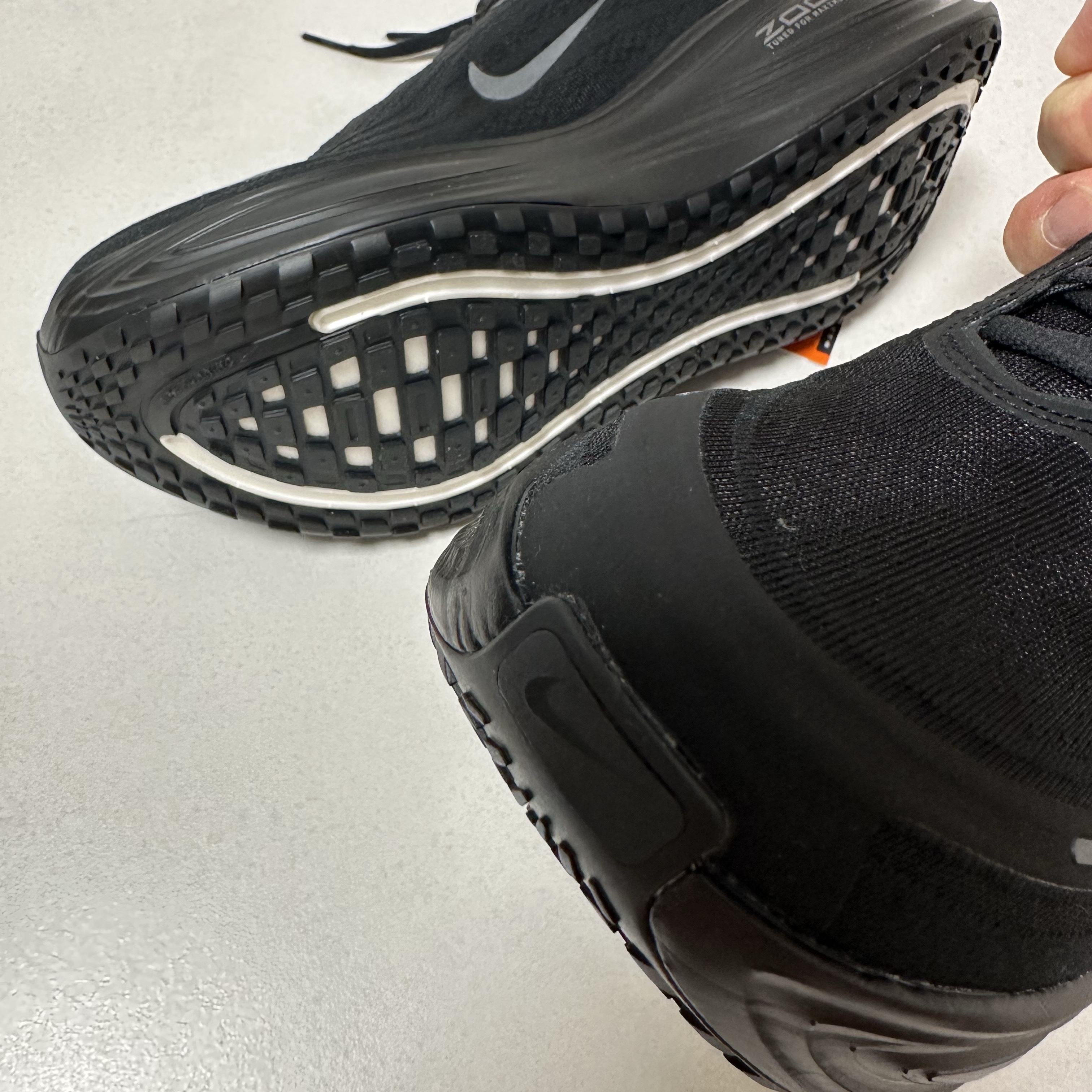 Nike Vomero Plus Black Metallic Dark Grey 착용 스타일 - 4