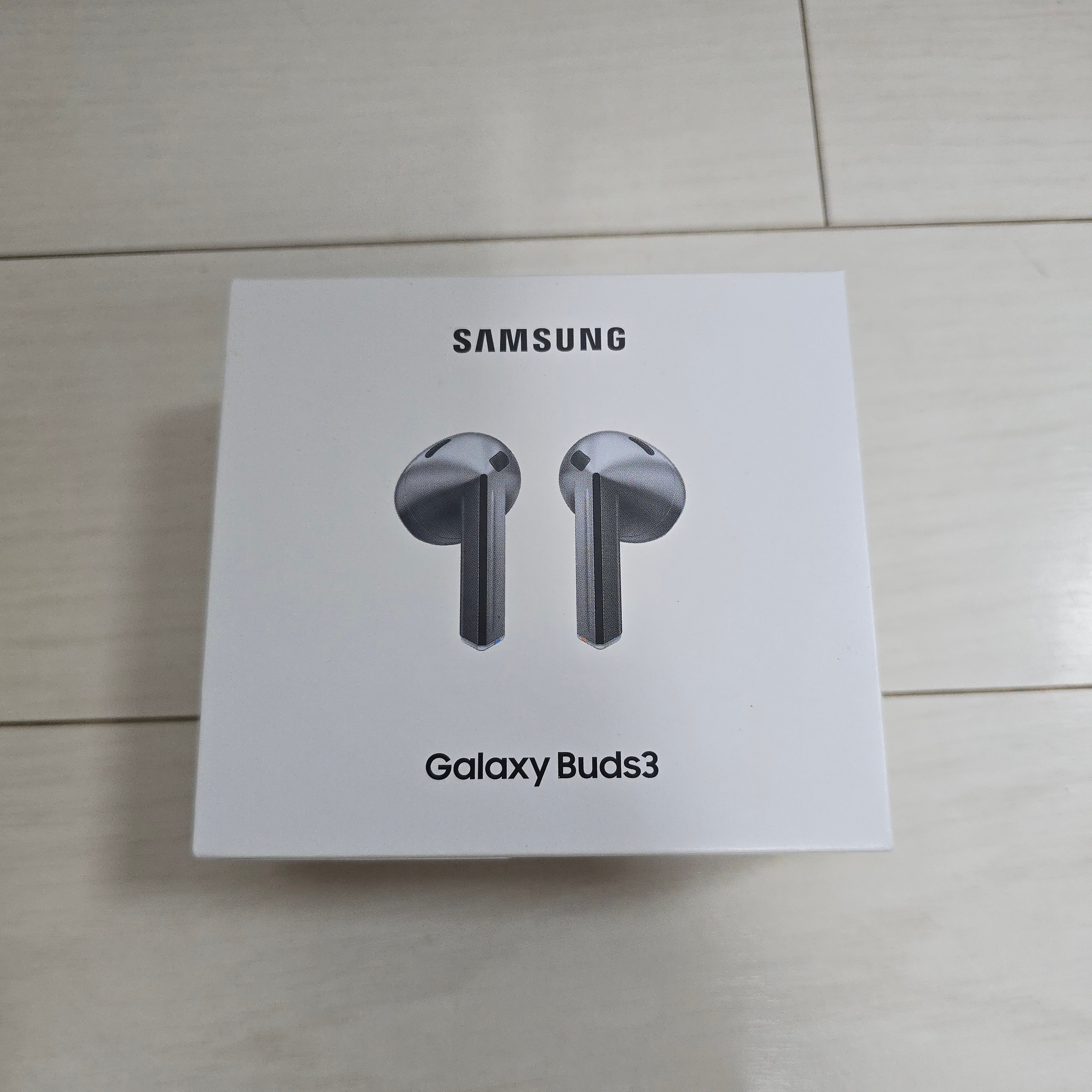 Samsung Galaxy Buds3 Silver 착용 스타일