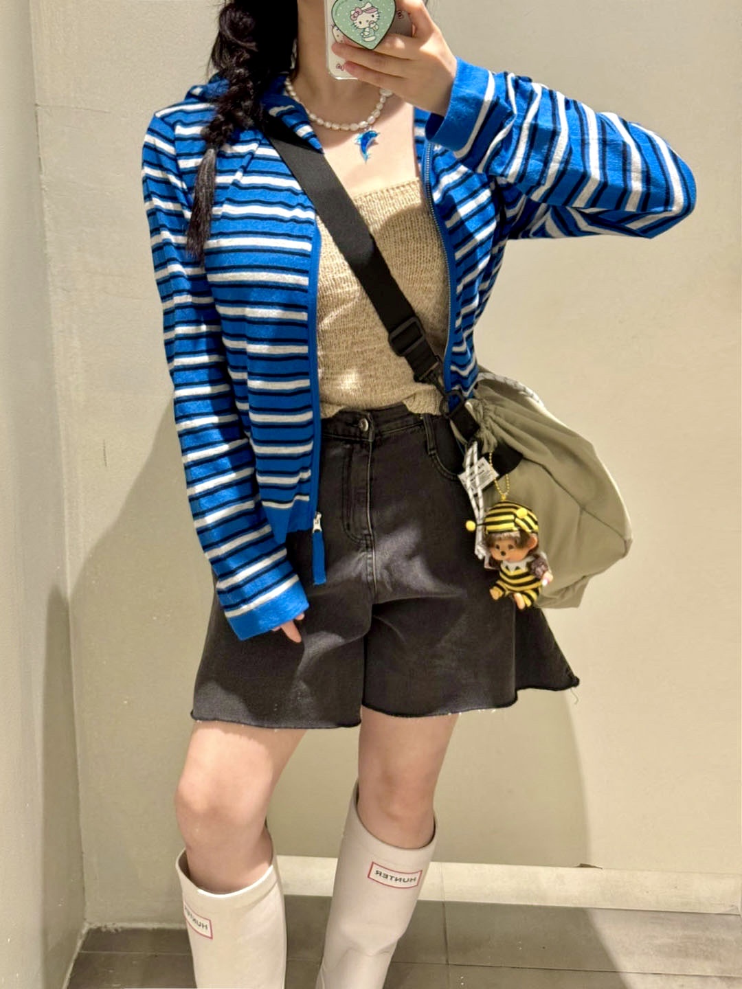 Hunter Original 2.0 Tall Boots White Willow, Monchhichi Bighead SS Bee Key Chain 착용 스타일 - 2