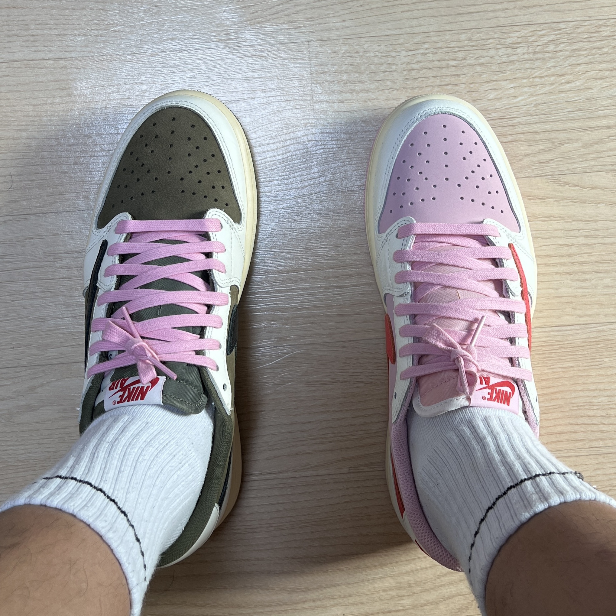 Jordan 1 x Travis Scott Retro Low OG SP Sail Tropical Pink, Jordan 1 x Travis Scott Retro Low OG SP Reverse Olive 착용 스타일 - 1