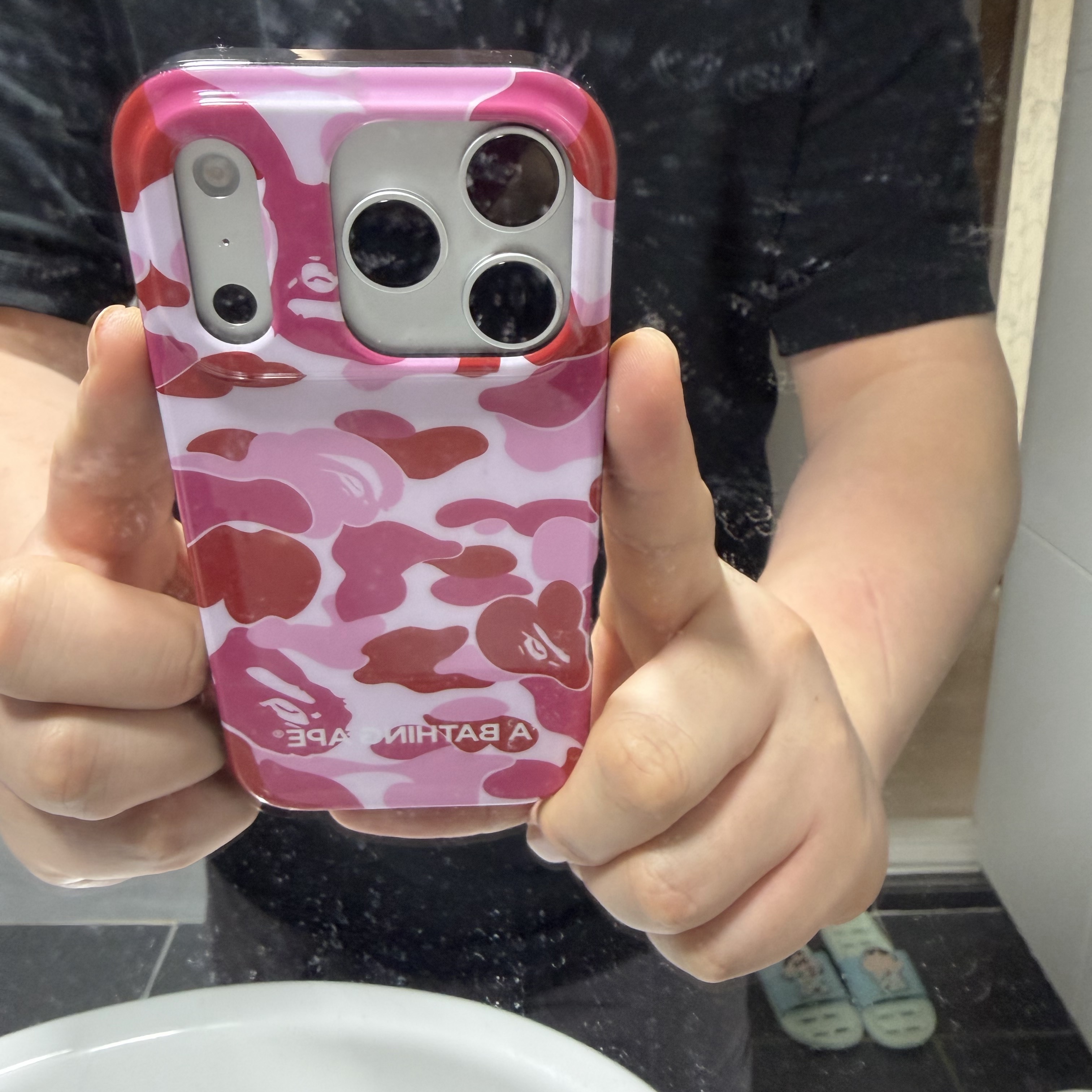 BAPE ABC Camo iPhone 17 Pro Case Pink 착용 스타일