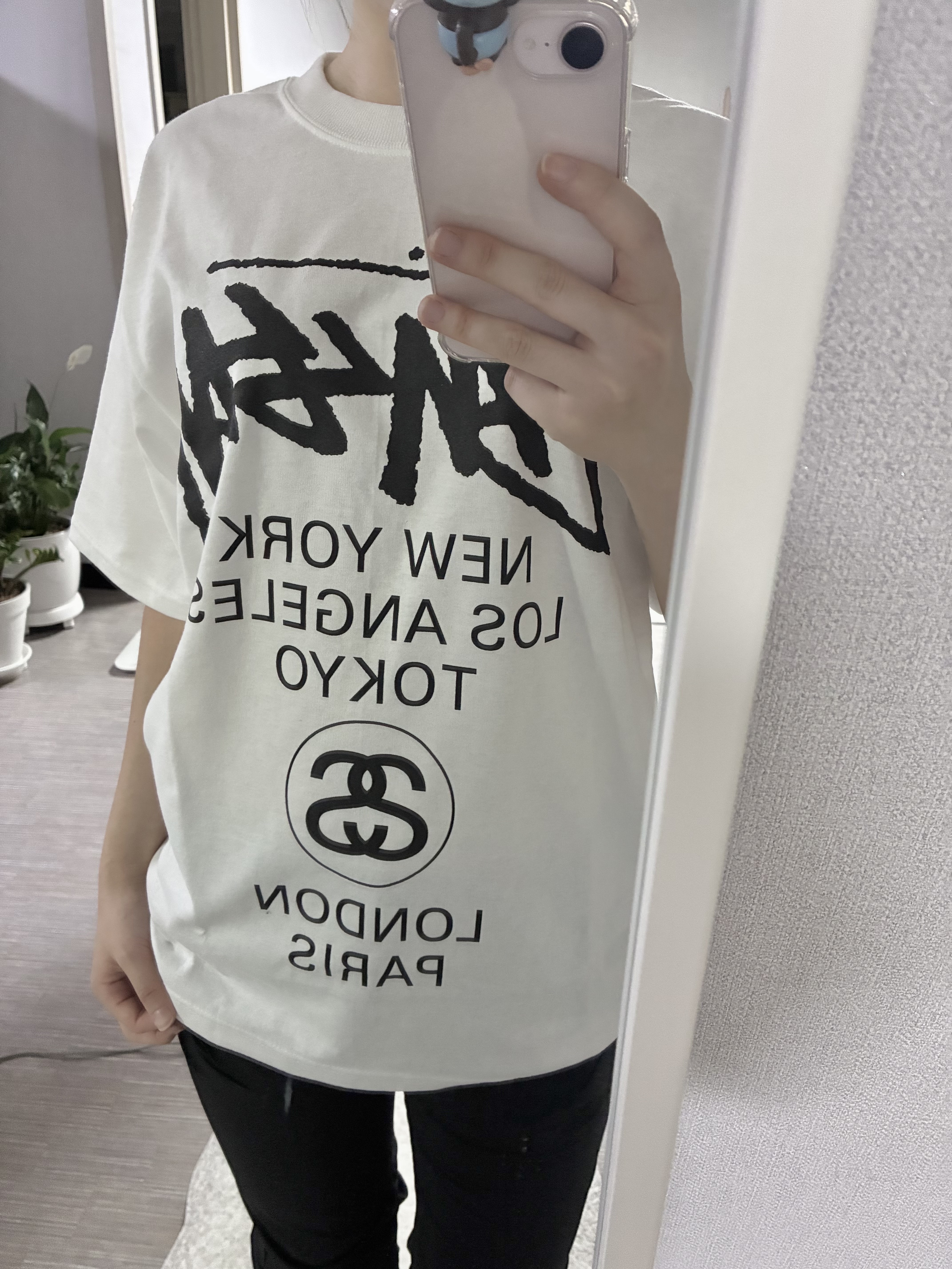 Stussy World Tour T-Shirt White 착용 스타일 - 2