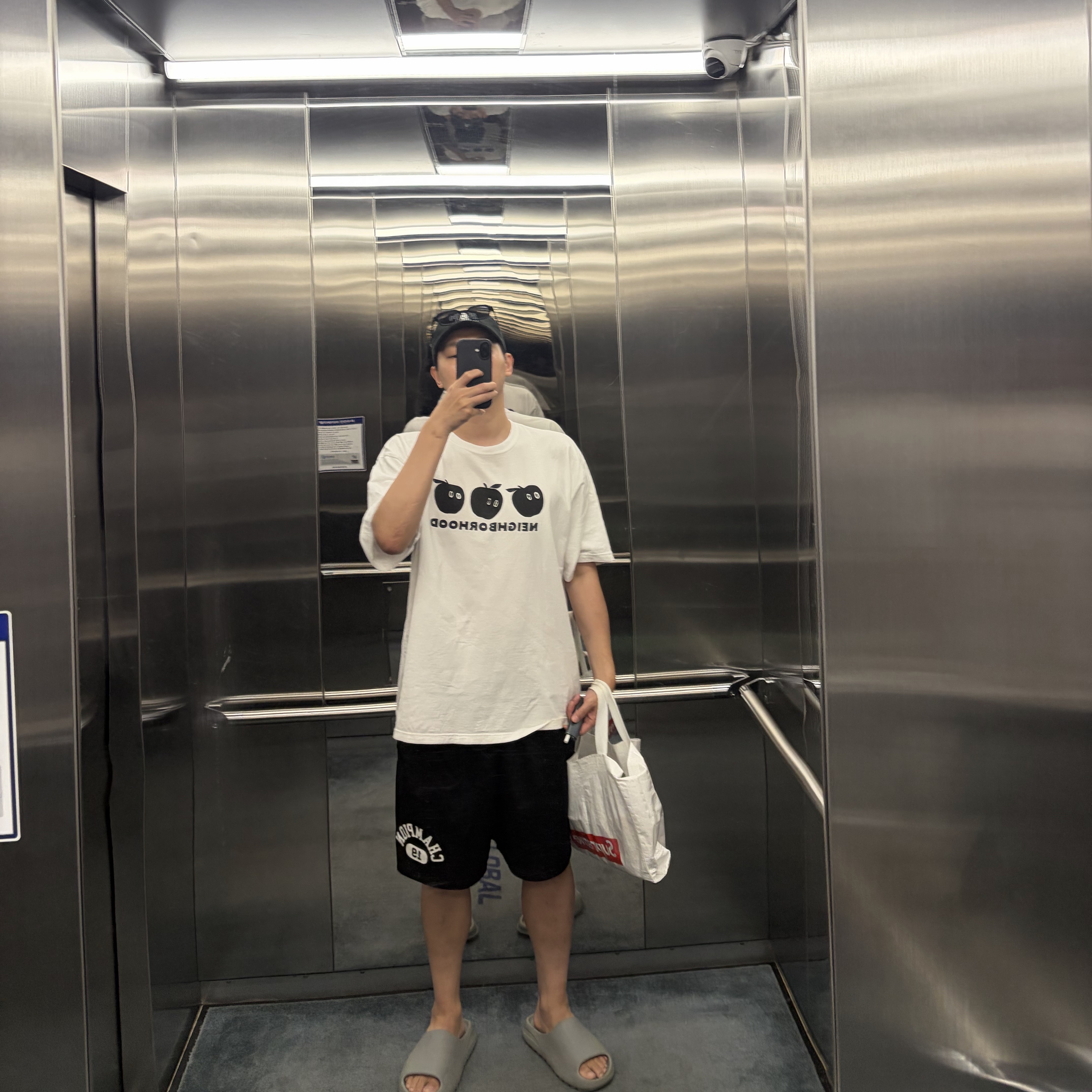 Adidas Yeezy Slide Salt 착용 스타일