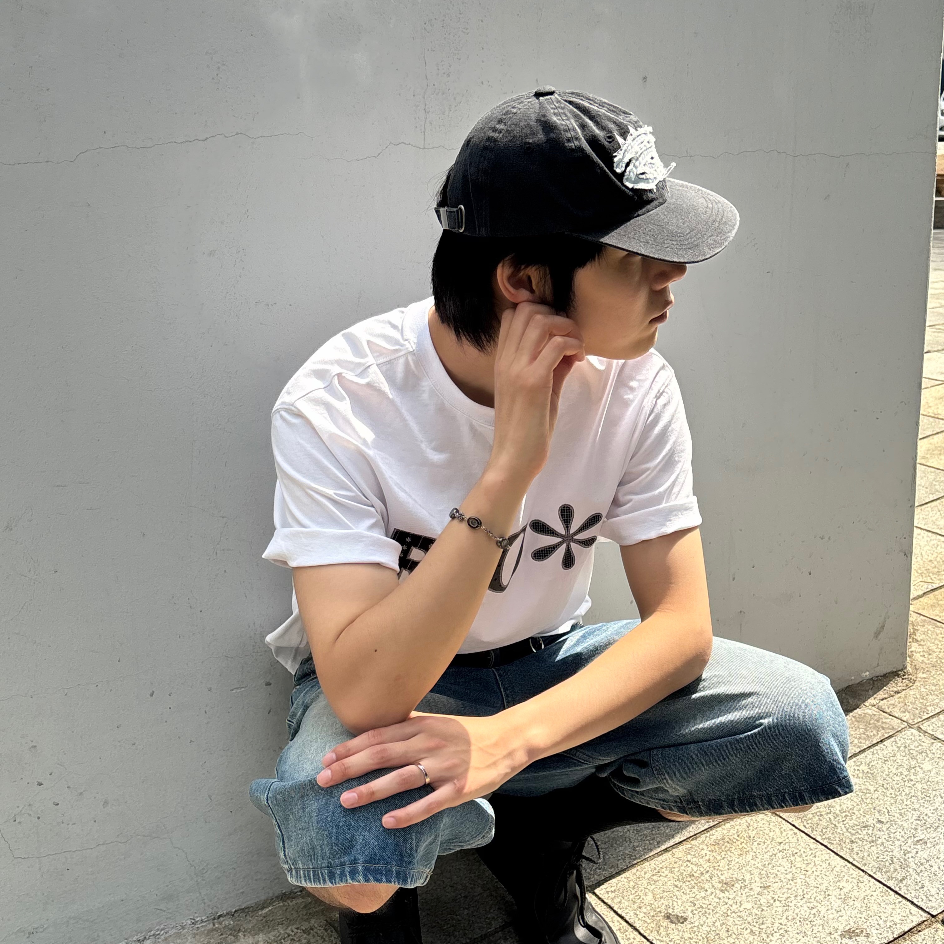 Riomeu Denim Applique Washed Ball Cap Black, Riomeu Check Applique Short Sleeve T-shirt White 착용 스타일 - 3