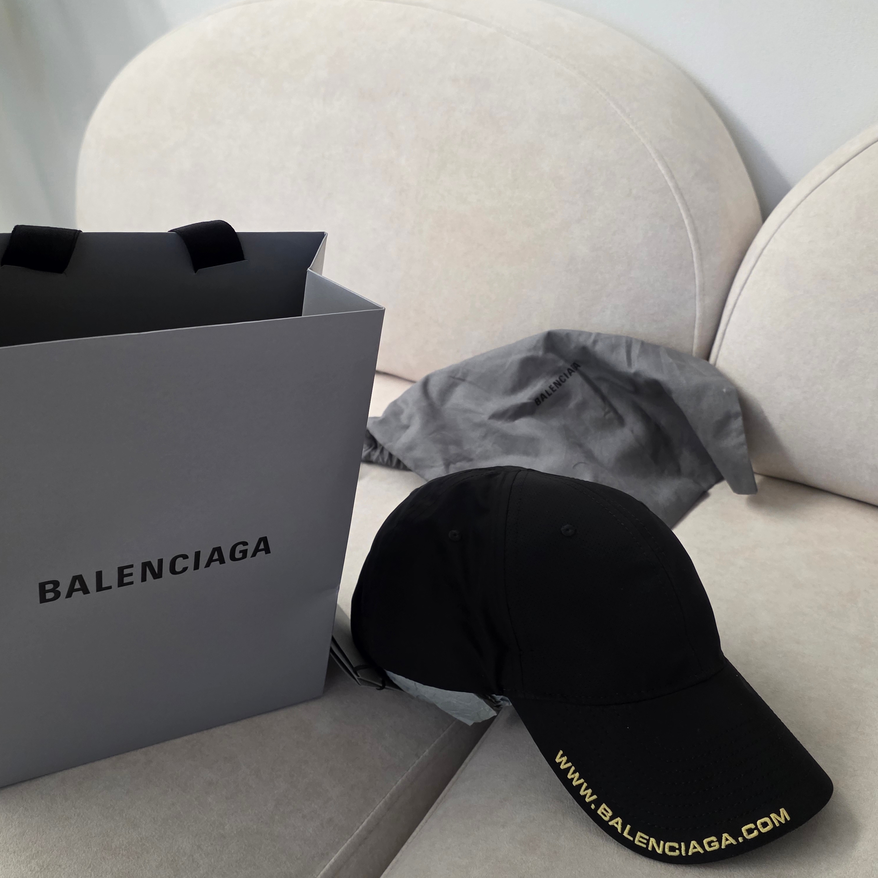 Balenciaga Logo Visor Cap Black 착용 스타일