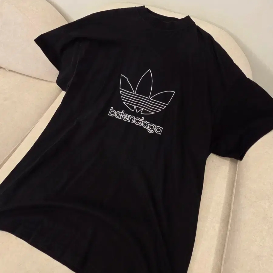 Balenciaga x Adidas T-Shirt Oversized Black 착용 스타일