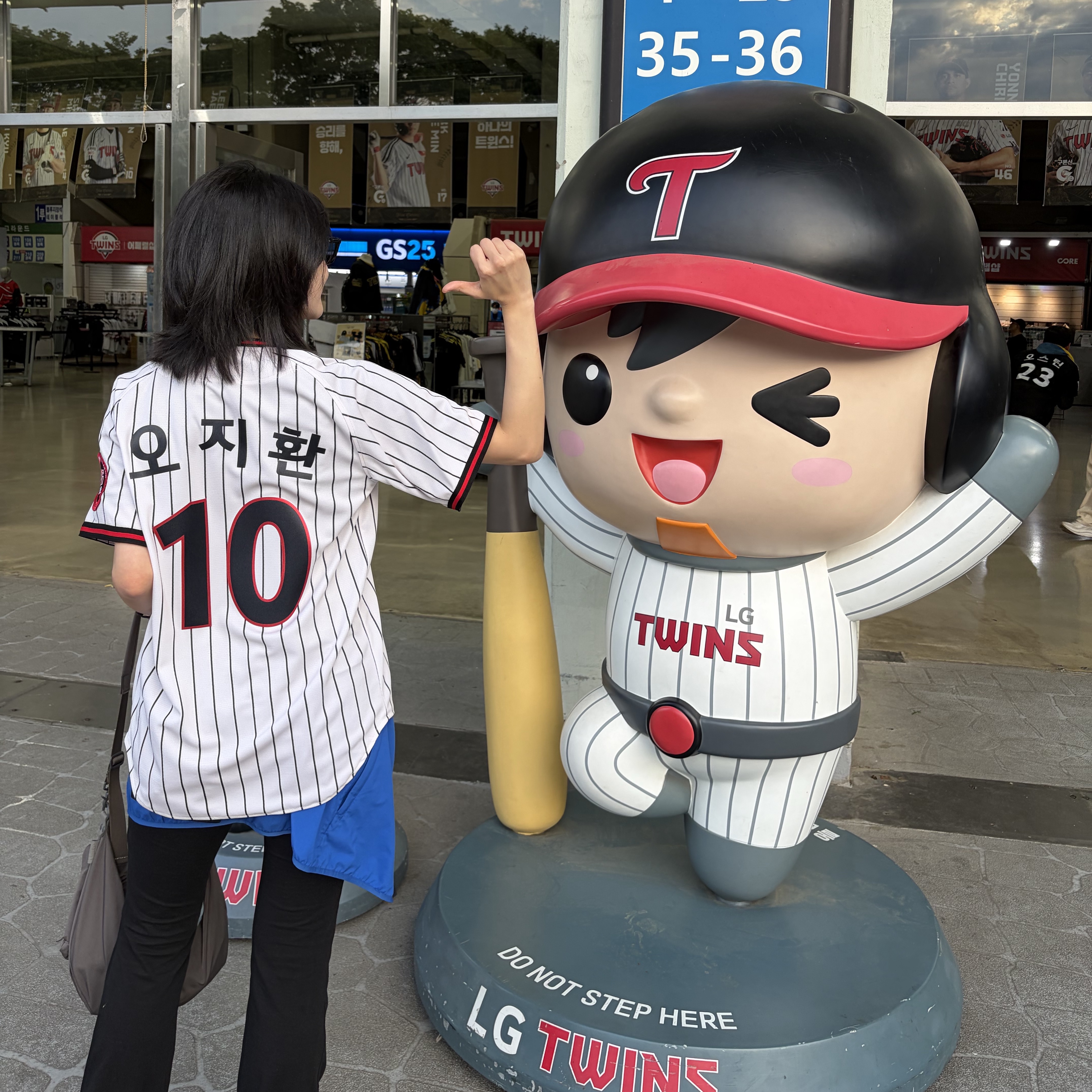 LG TWINS Iconic Uniform Ivory 착용 스타일 - 2