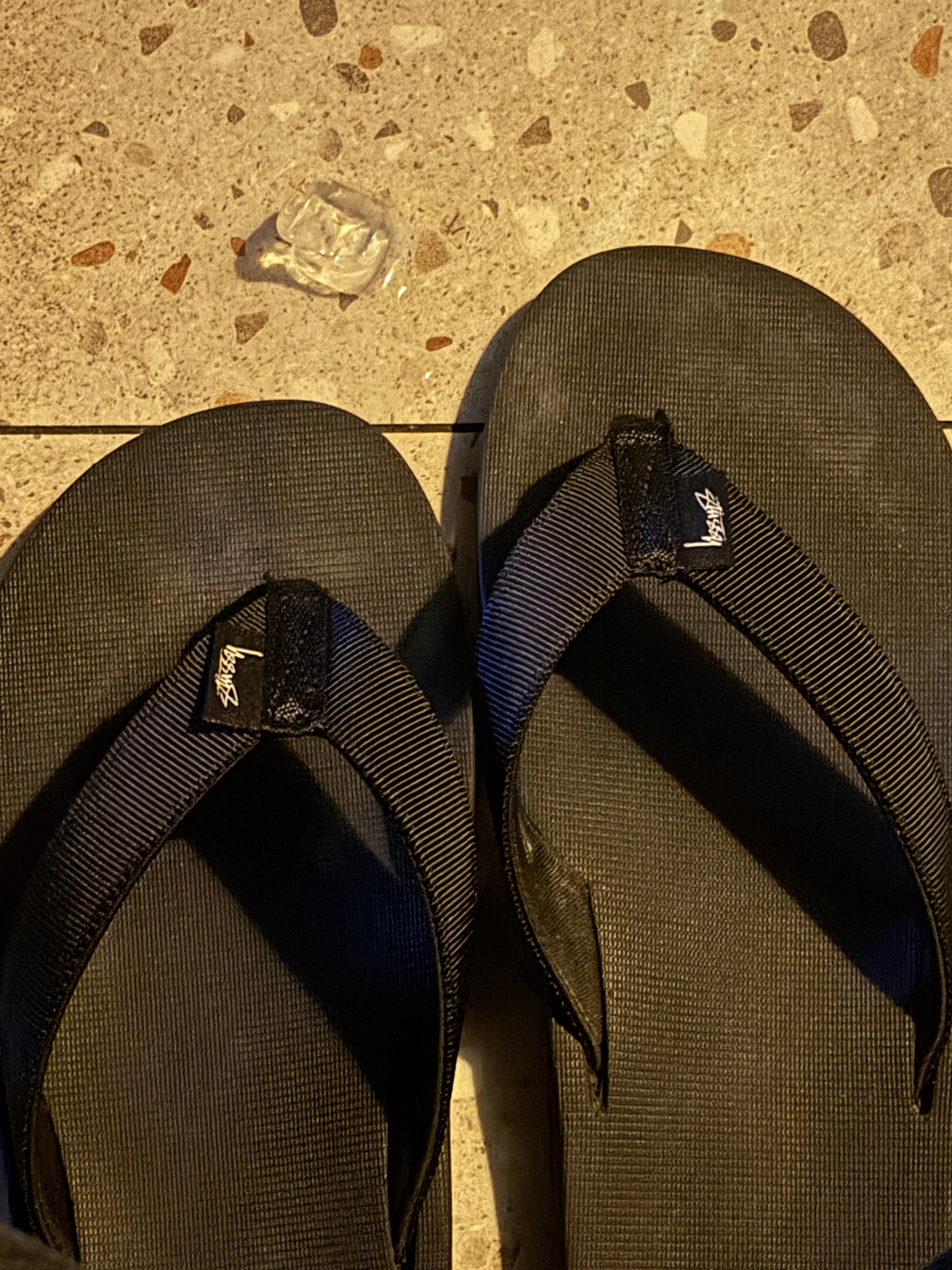Stussy Beach Slipper Black 착용 스타일 - 1