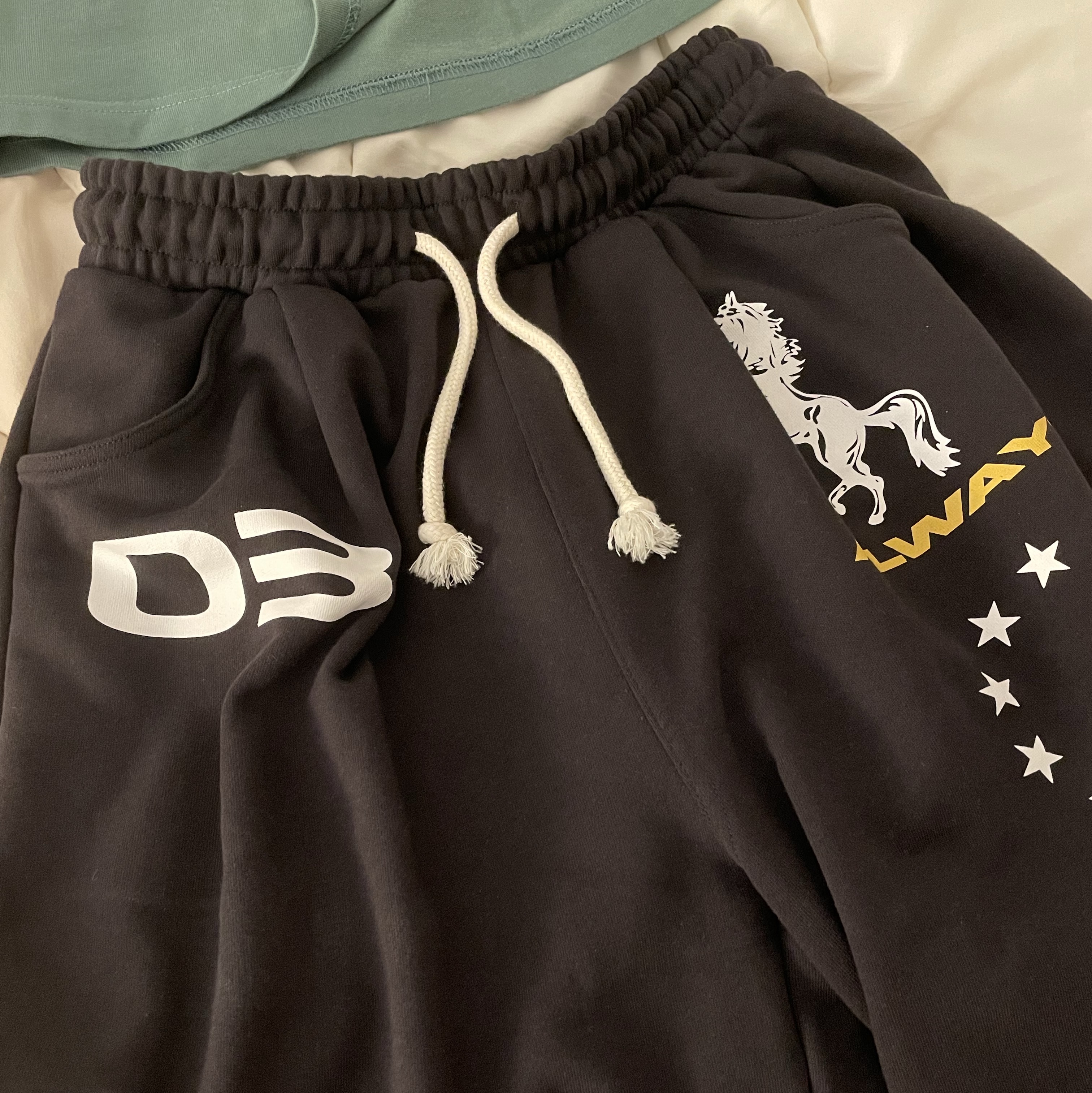 AMOU Horse One Tuck Bermuda Pants Black 착용 스타일