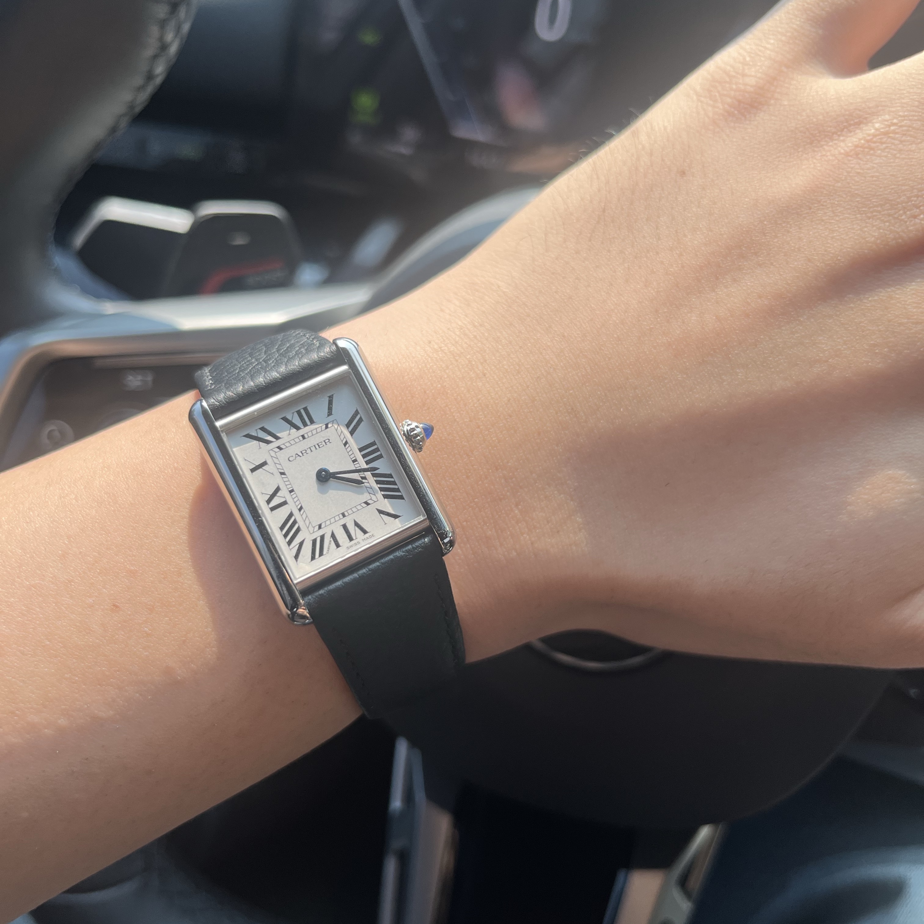 Cartier Tank Must Watch Large Quartz Steel Calfskin Black 착용 스타일