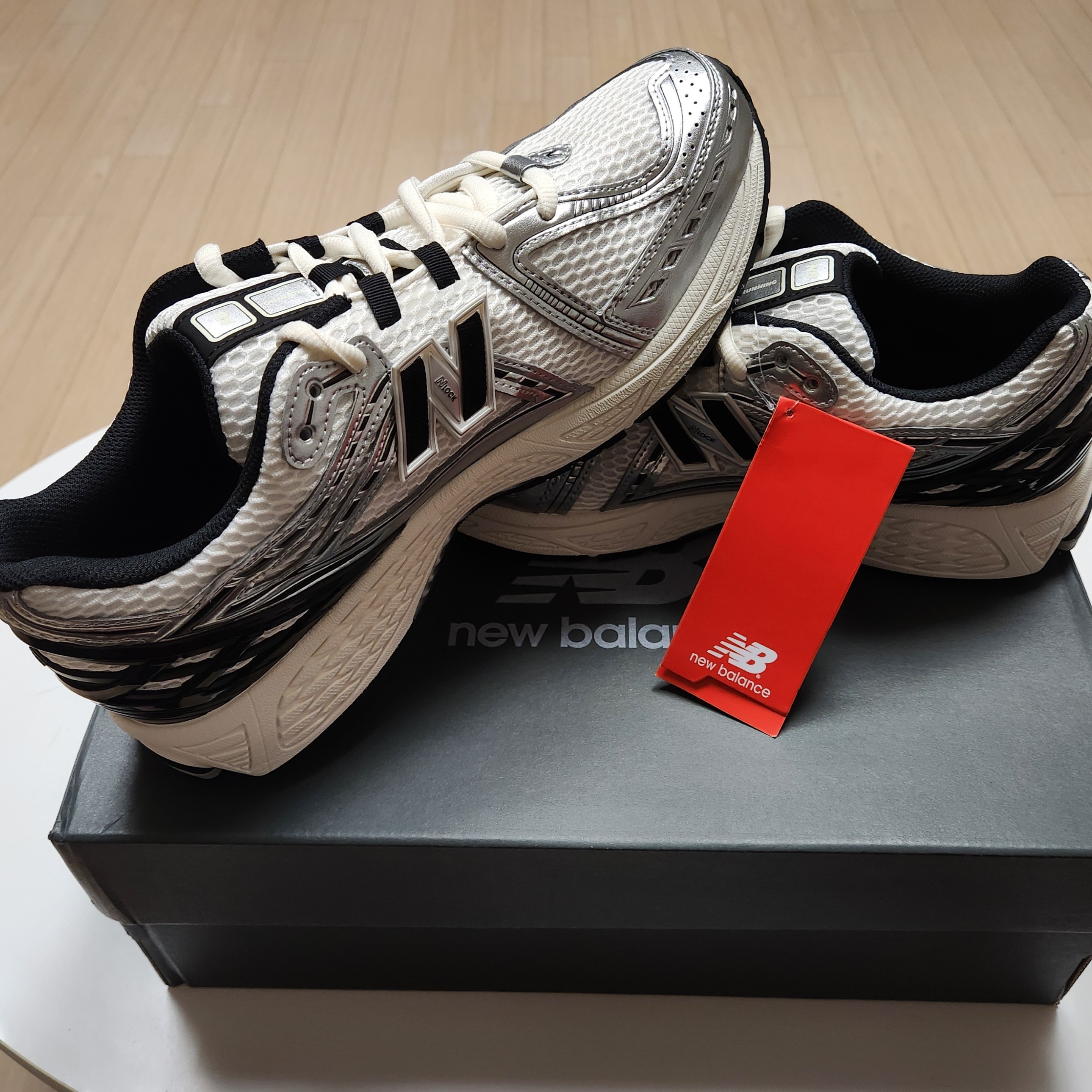 New Balance 1906R Silver Metallic Black 착용 스타일 - 5