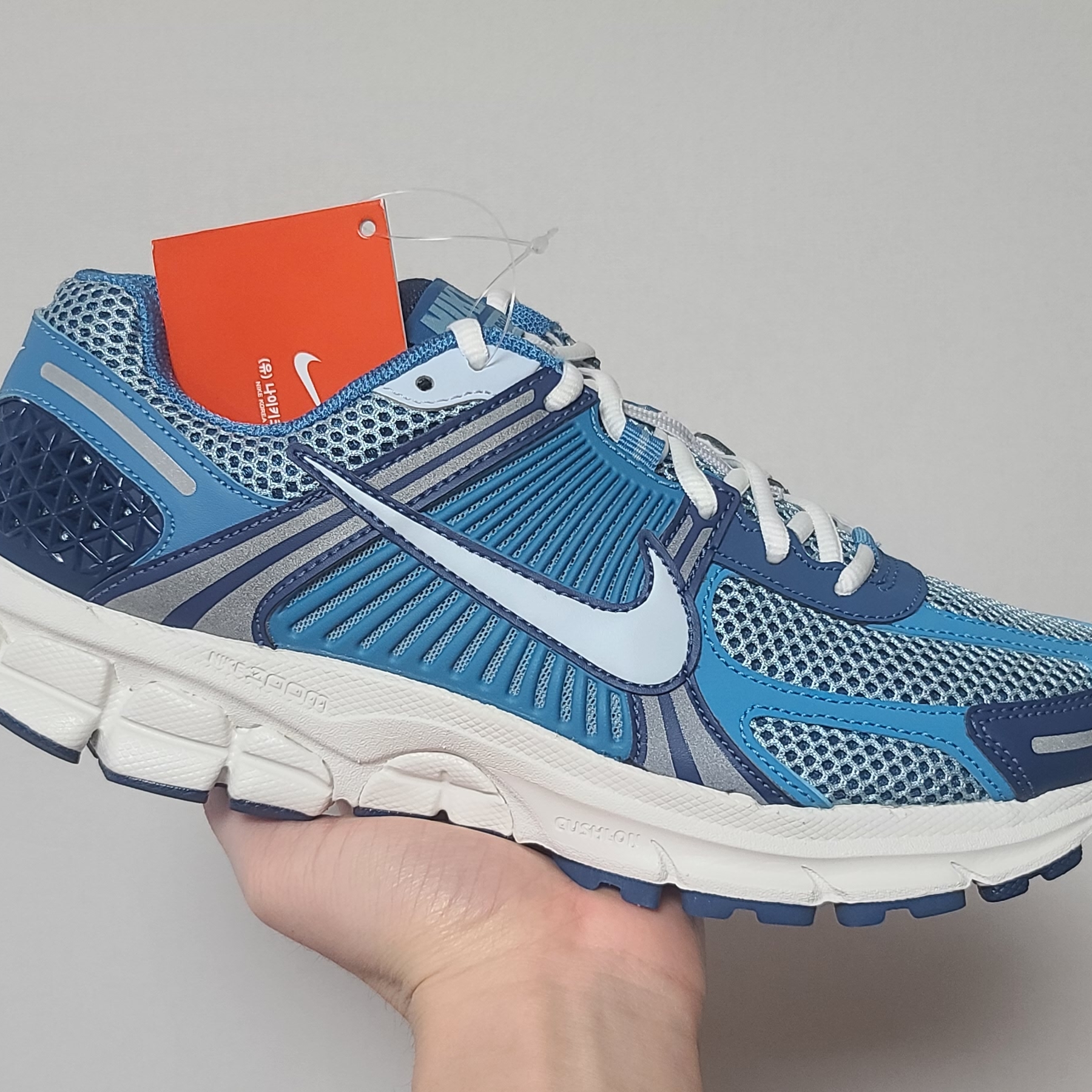 Nike Zoom Vomero 5 Mystic Navy and Worn Blue 착용 스타일