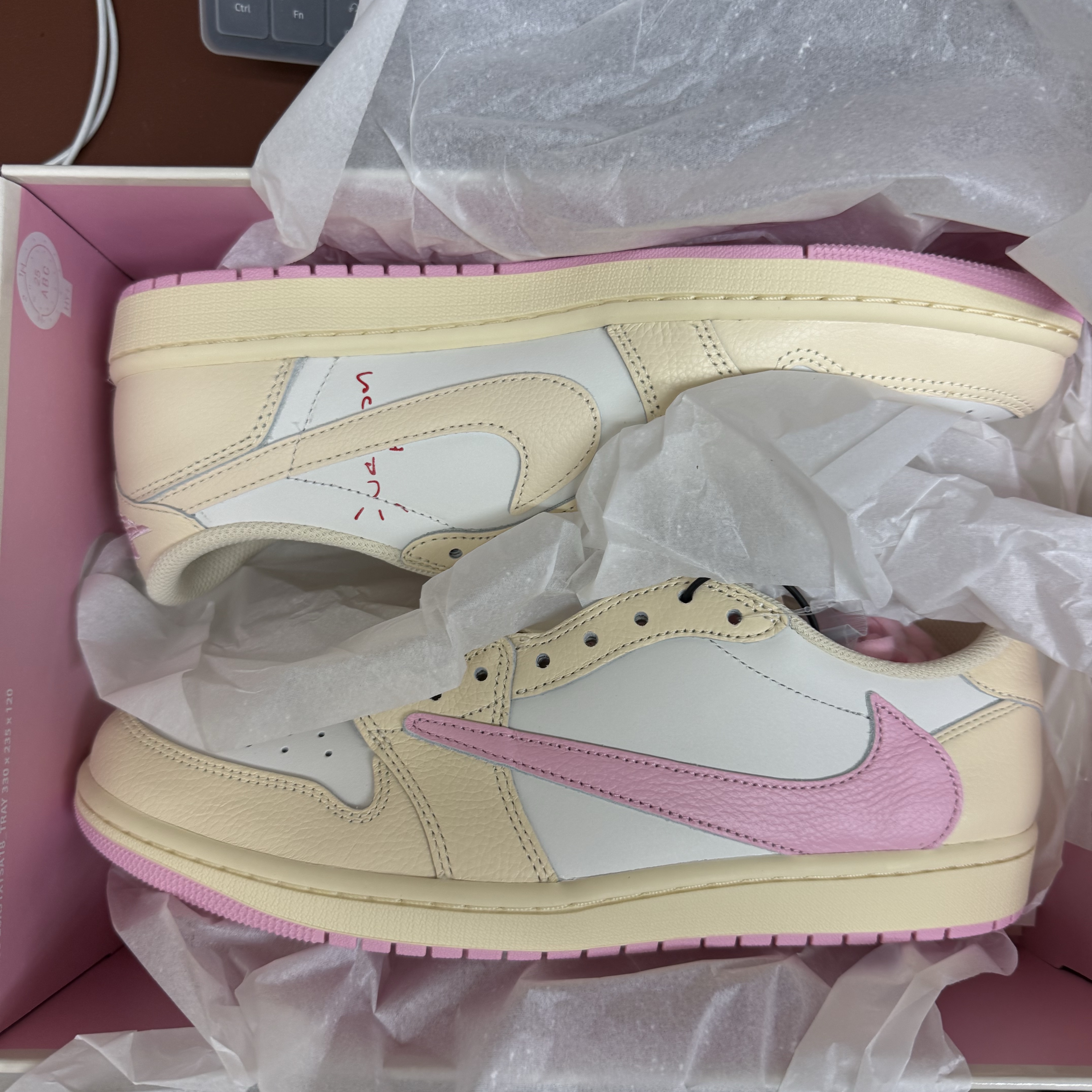 Jordan 1 x Travis Scott Retro Low OG SP Muslin Shy Pink 착용 스타일