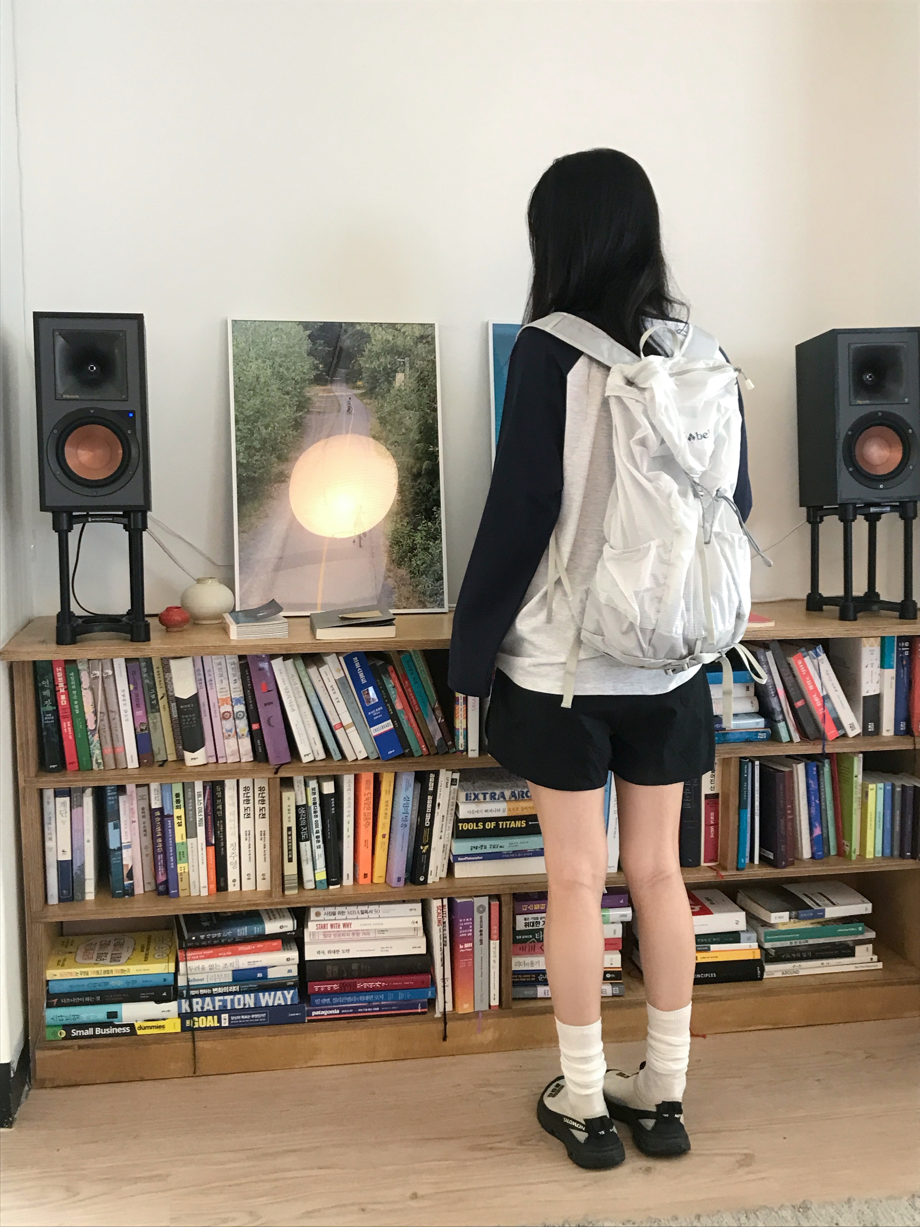Montbell Versalite Pack 20 Backpack Ice White, Salomon x Sandy Liang RX Moc 3.0 Black White 착용 스타일 - 4