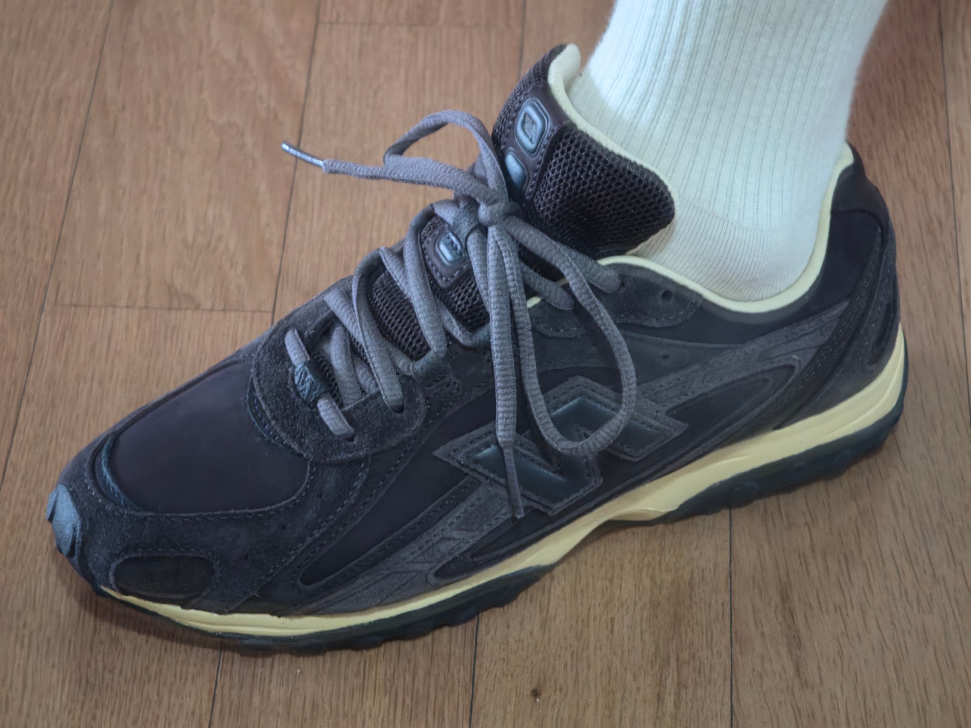 New Balance x Auralee 204L Dark Brown 착용 스타일 - 4