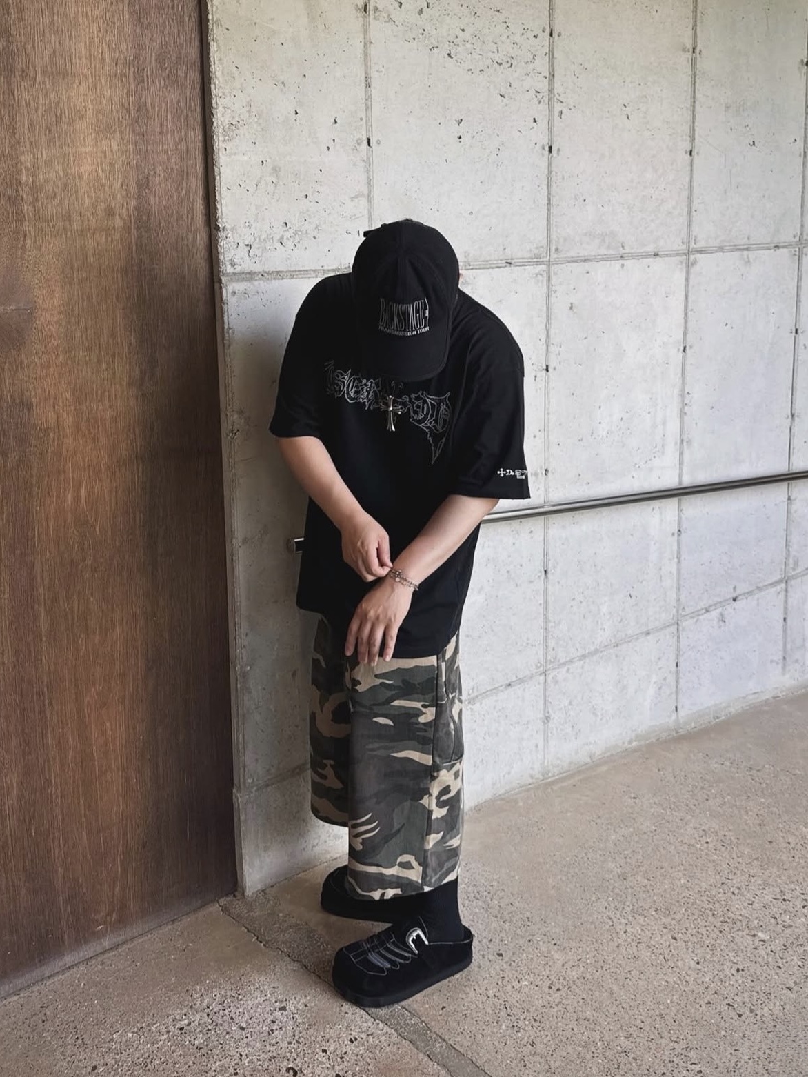 SLOW RECORD HOUSE Carpenter Bermuda Wide Camo Pants Vintage Green 착용 스타일