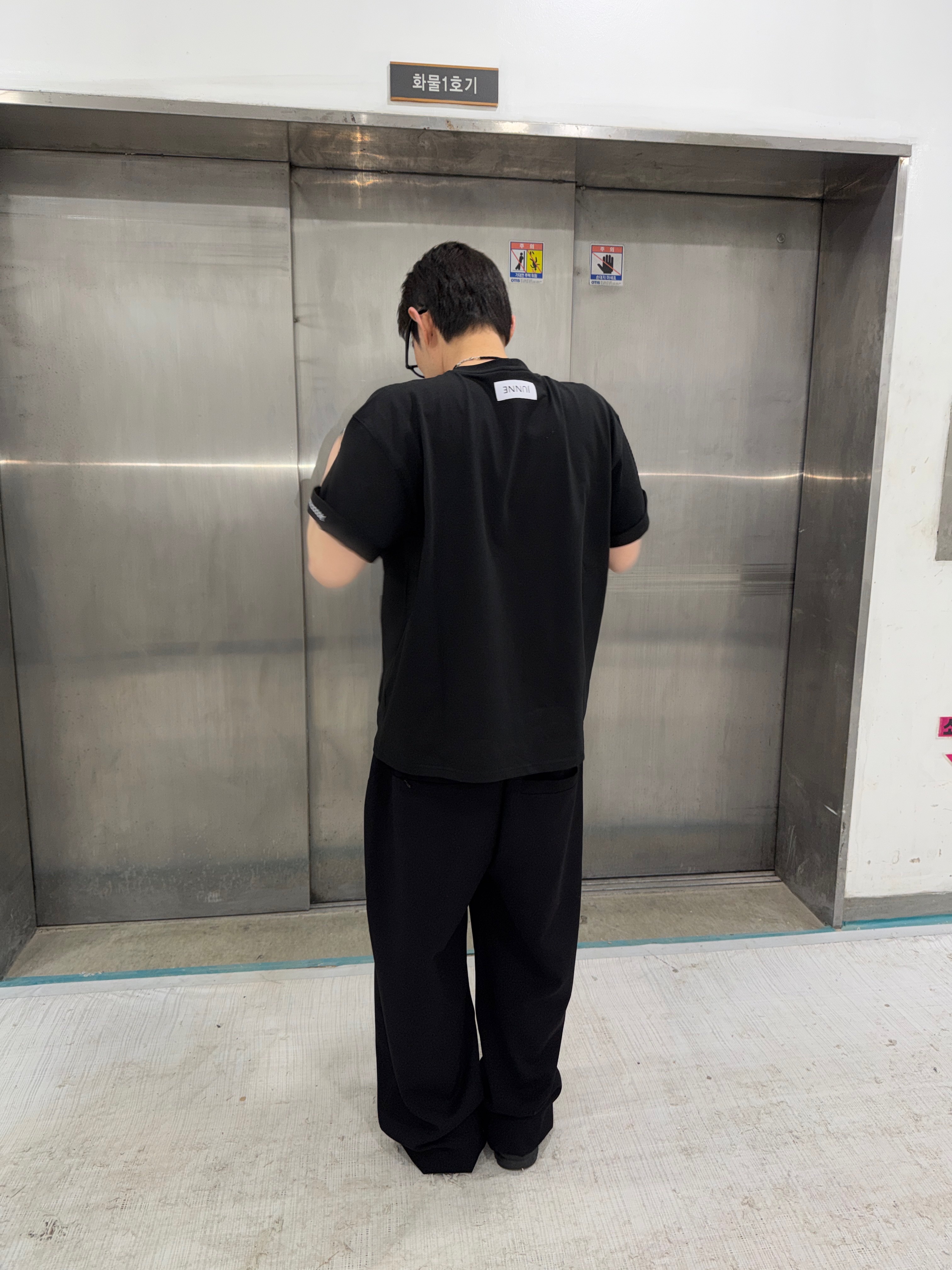 [예약 배송] Junne T26 Semi Overfit Structured T-shirts Black 착용 스타일 - 4