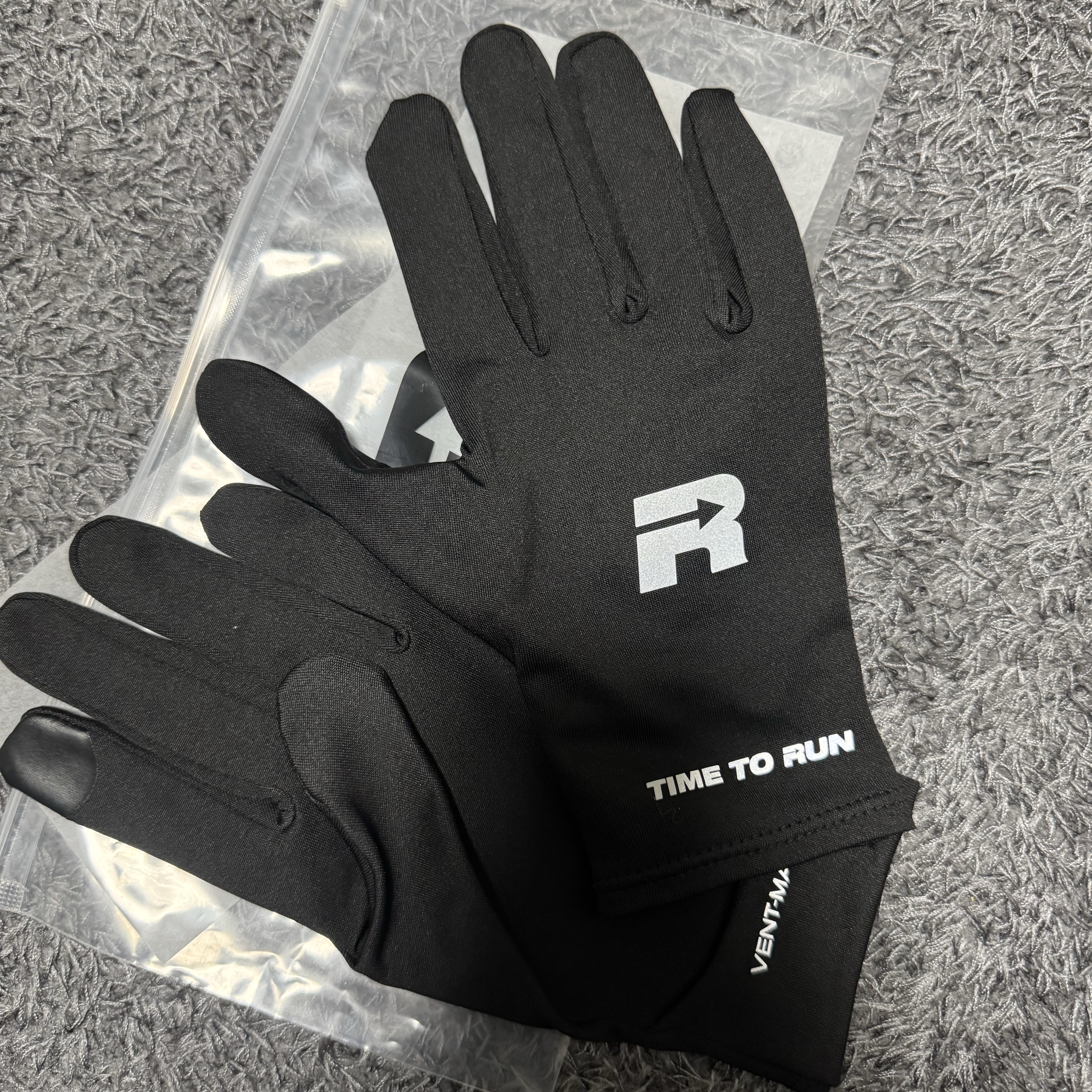 TIME TO RUN Essential Core VENT MAX Breathable Running Gloves 착용 스타일 - 3