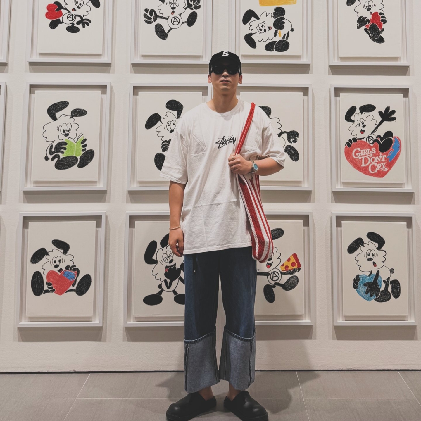 Stussy Small Stock T-Shirt Pigment Dyed Natural, Ray-Ban x A$AP Rocky Wayfarer Puffer Polished Black Frame Ultra Black Lense High Bridge Fit 착용 스타일 - 1