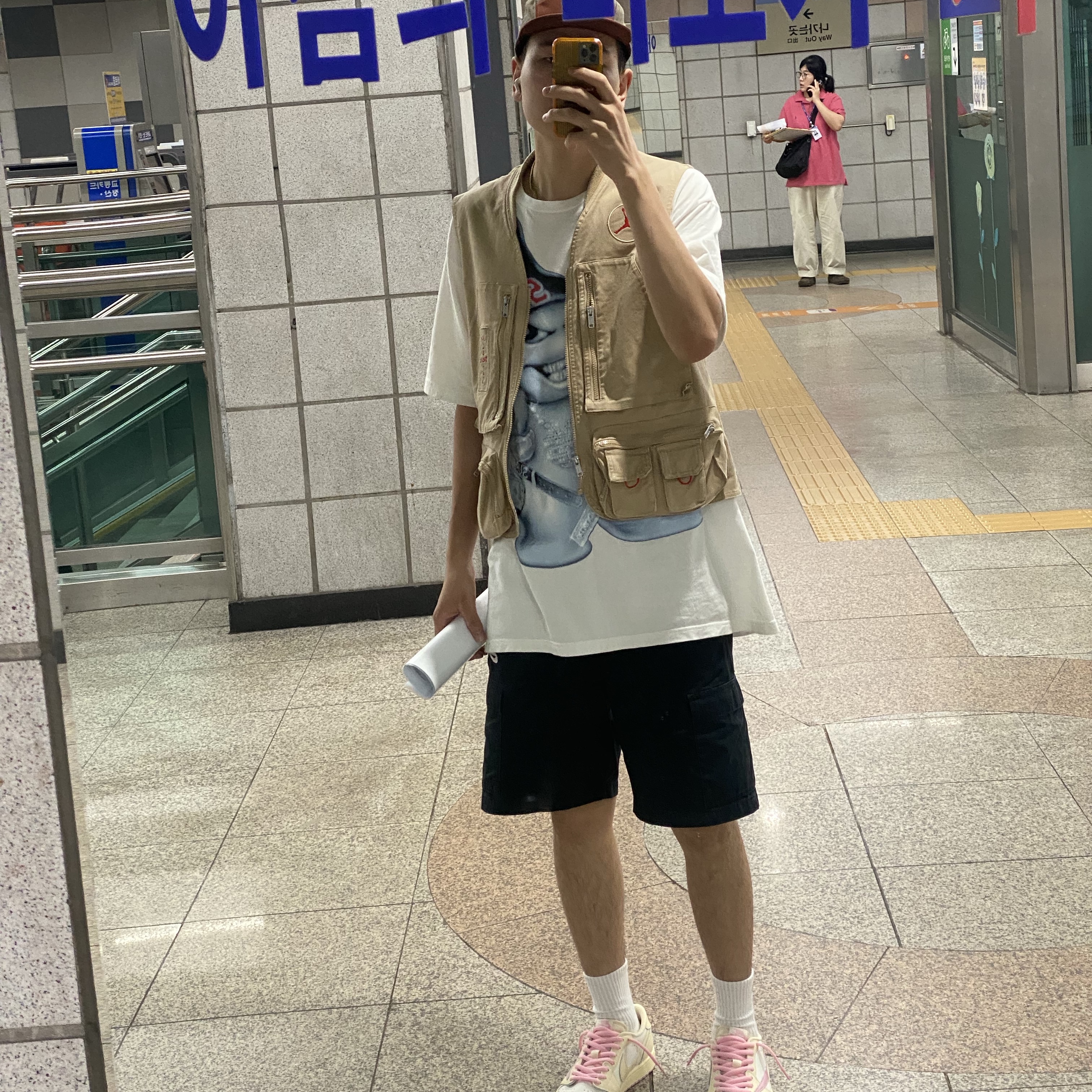 Patagonia Graphic Maclure Hat Shop Sticker Marlow Brown, Jordan x Travis Scott Utility Vest - Asia 착용 스타일