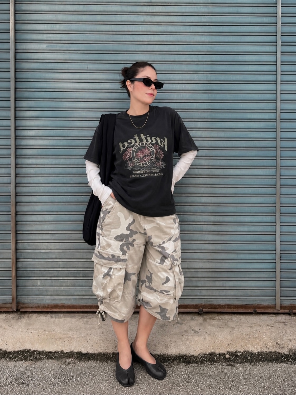 Knitted Pigment Palm Tree Graphic T-Shirt Charcoal, Knitted Pigment Palm Tree Graphic T-Shirt Blue 착용 스타일 - 1