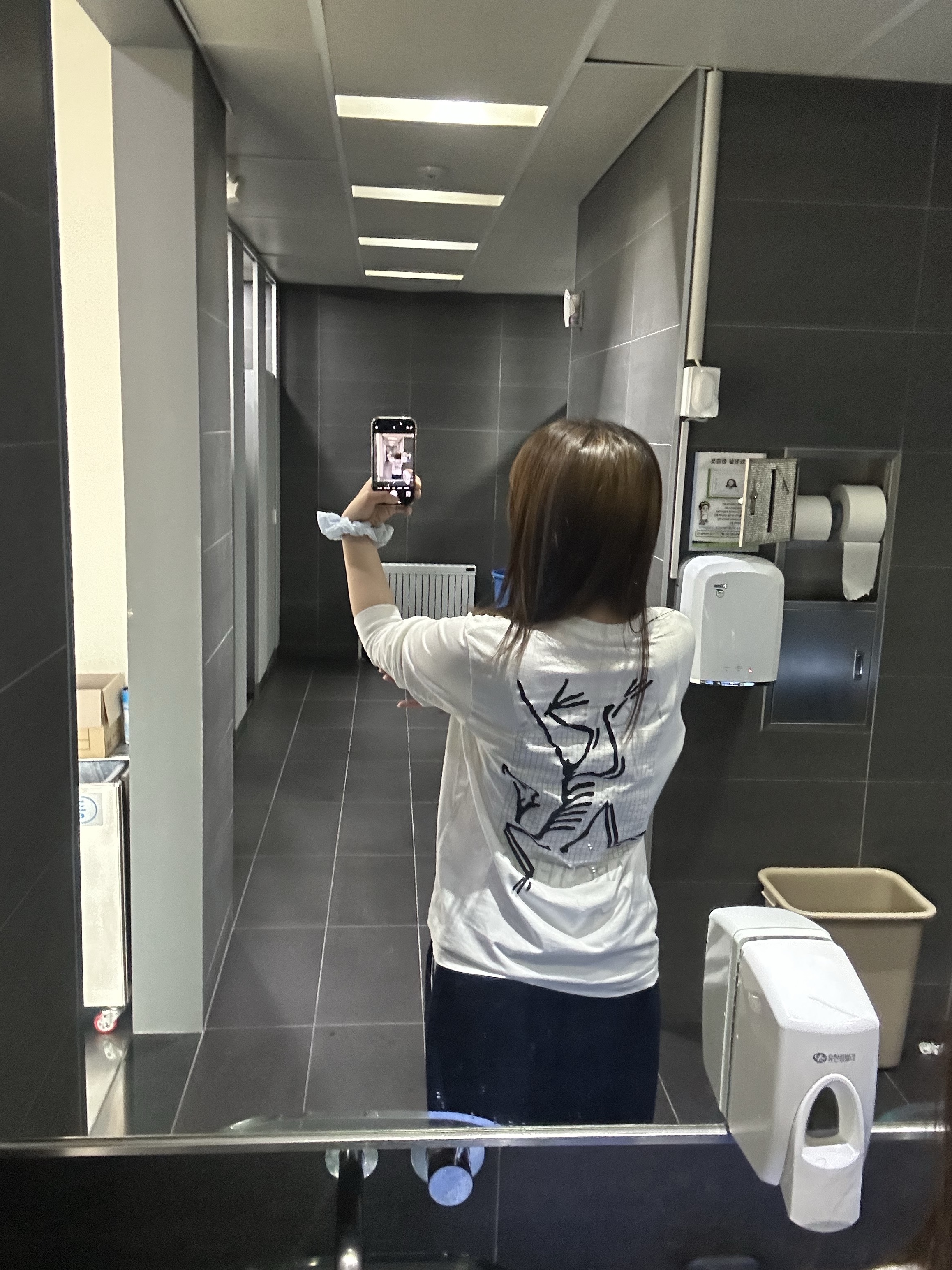 Arc'teryx Arc'Multi Bird Logo LS T-Shirt White Light 착용 스타일