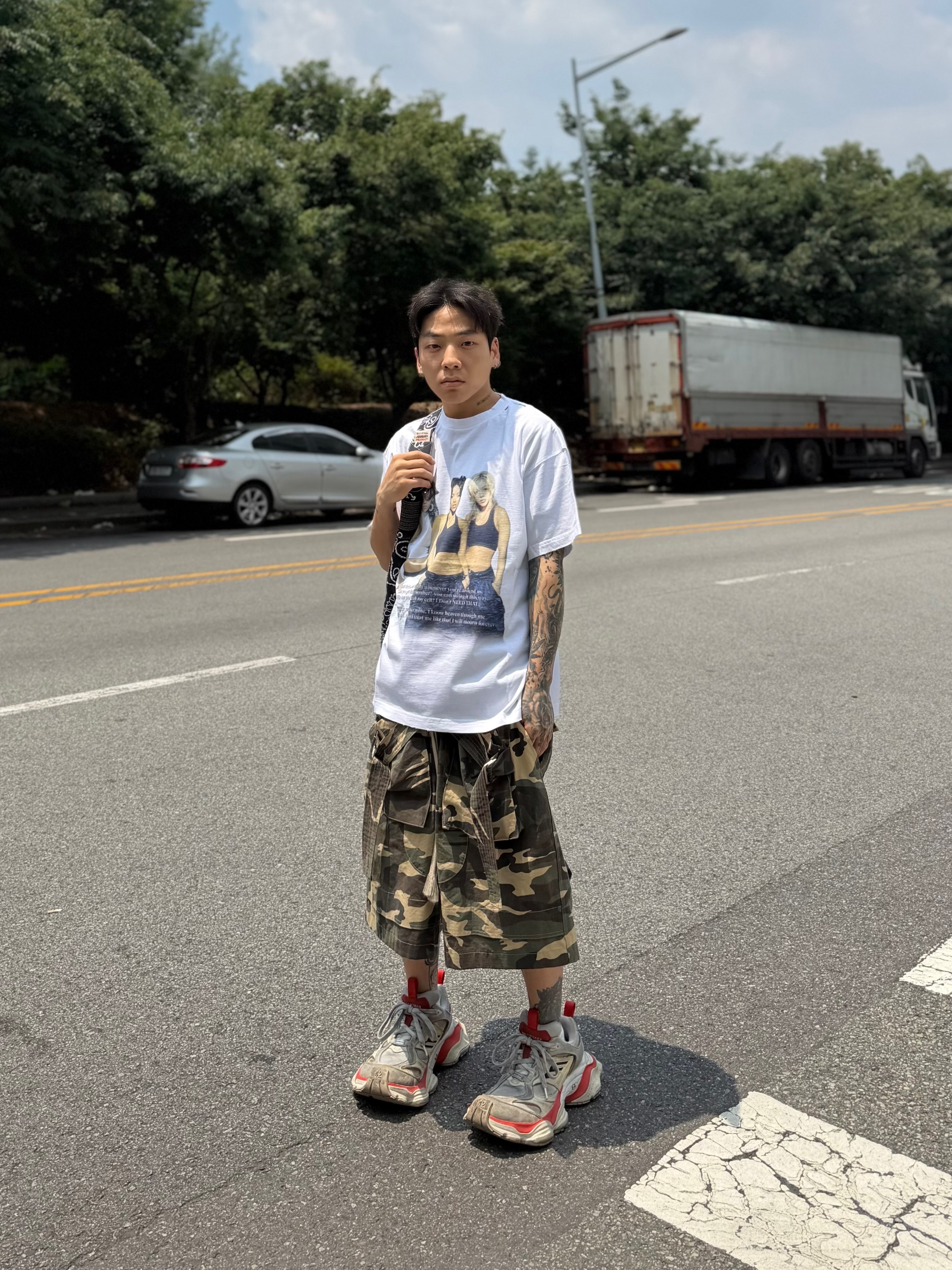 Balenciaga Cargo Sneakers Beige Grey Red 착용 스타일 - 1