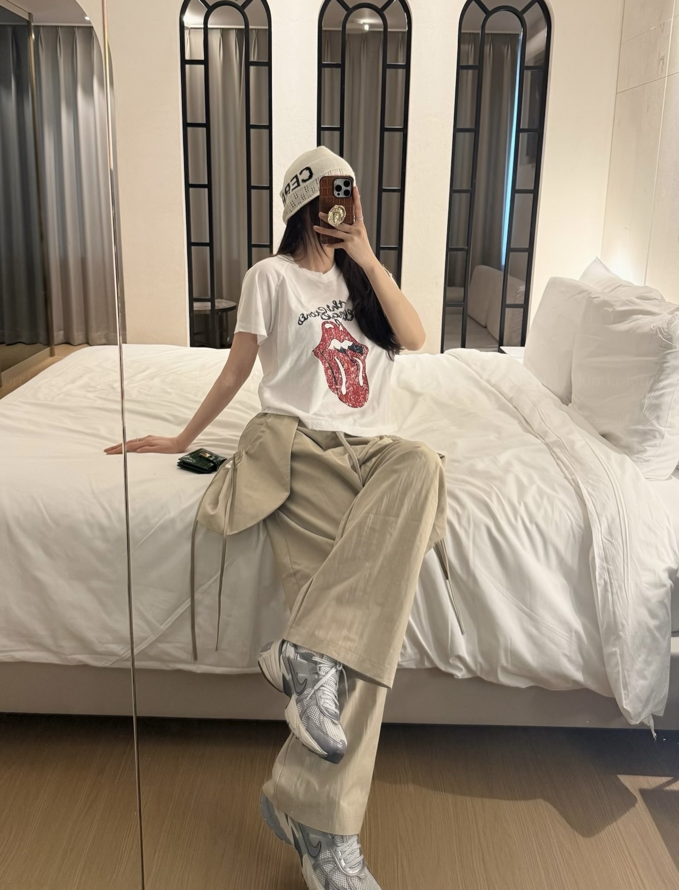 Nike V2K Run Summit White Metallic Silver, Nike V2K Run Pure Platinum Wolf Grey 착용 스타일 - 1