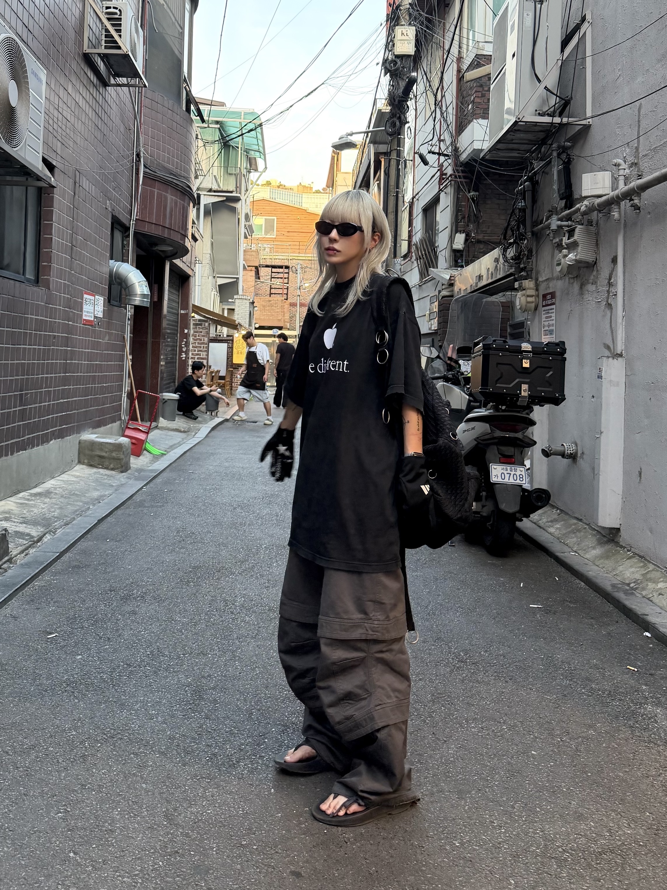 Oofos OOriginal Black, Farfromwhat Far Layered Work Pants Charcoal 착용 스타일