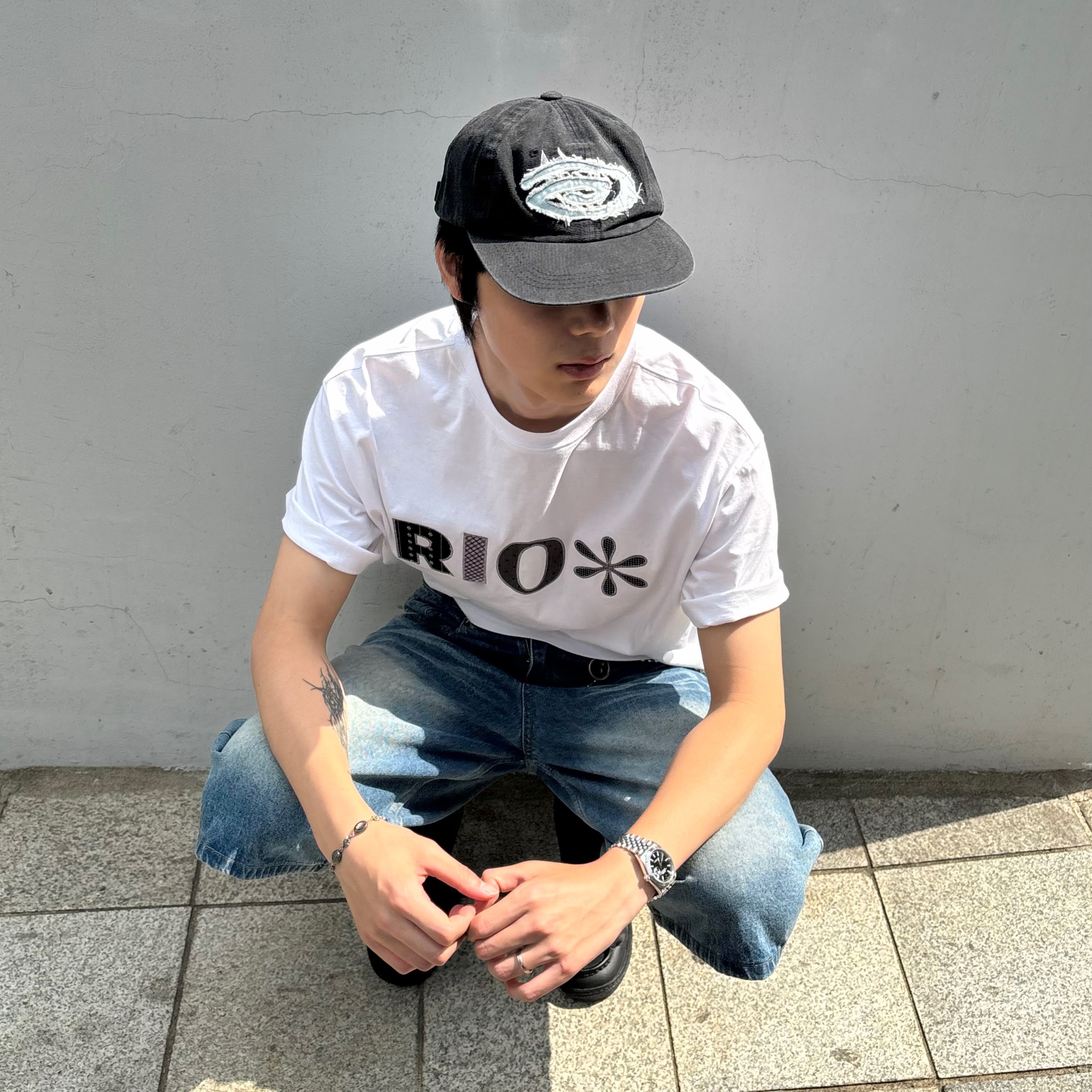 Riomeu Denim Applique Washed Ball Cap Black, Riomeu Check Applique Short Sleeve T-shirt White 착용 스타일 - 2