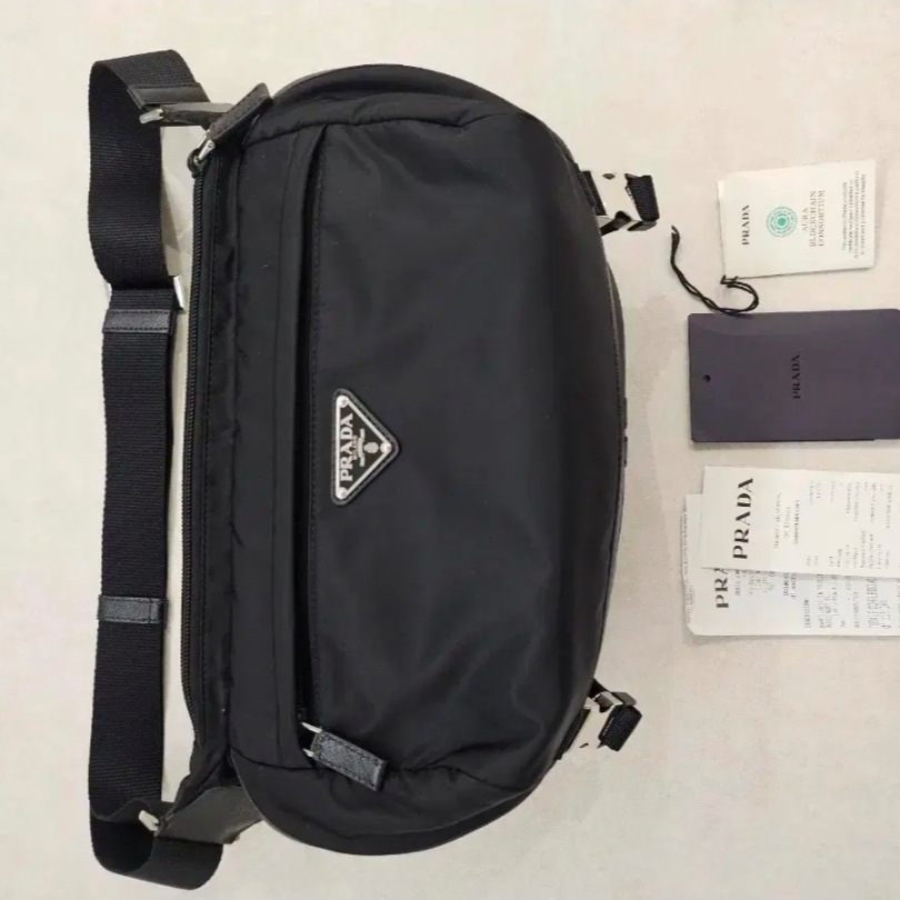 Prada Re-Nylon and Saffiano Leather Shoulder Bag Black 착용 스타일