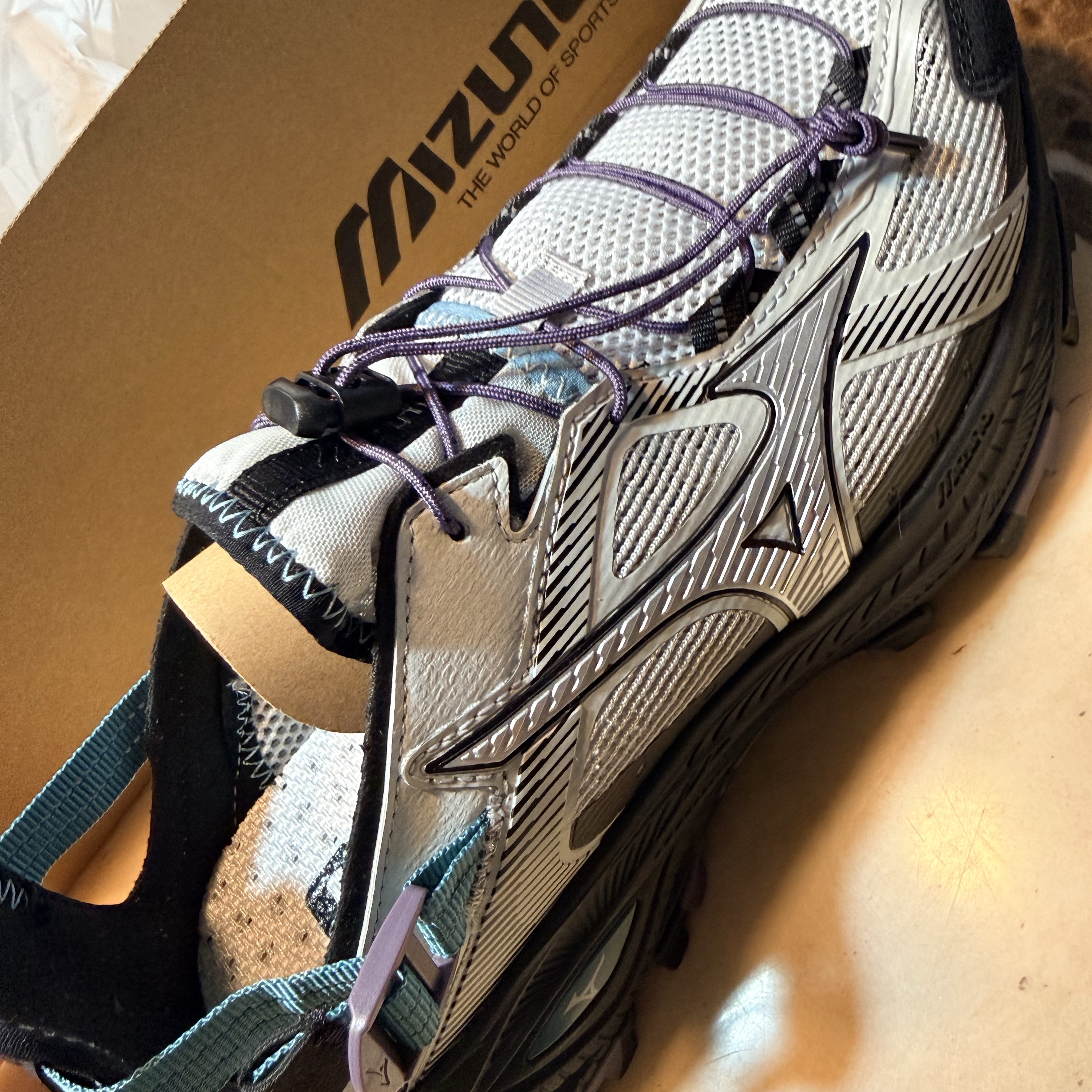 Mizuno Racer Trail SE V2 Gorpcore Silver Black 착용 스타일 - 3