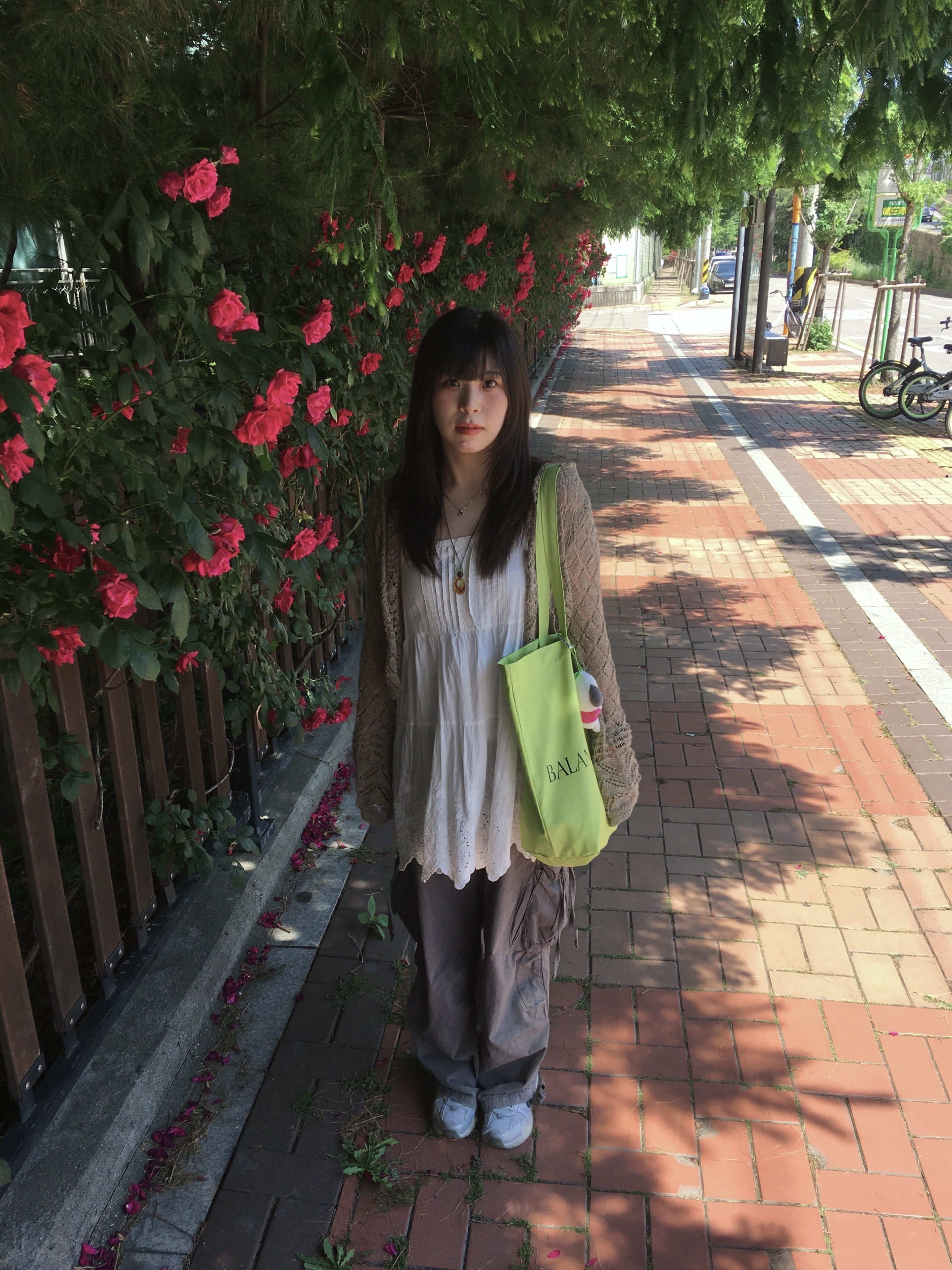 noun Easeful Tote Bag Lime, (W) Nike V2K Run Photon Dust Summit White 착용 스타일 - 3