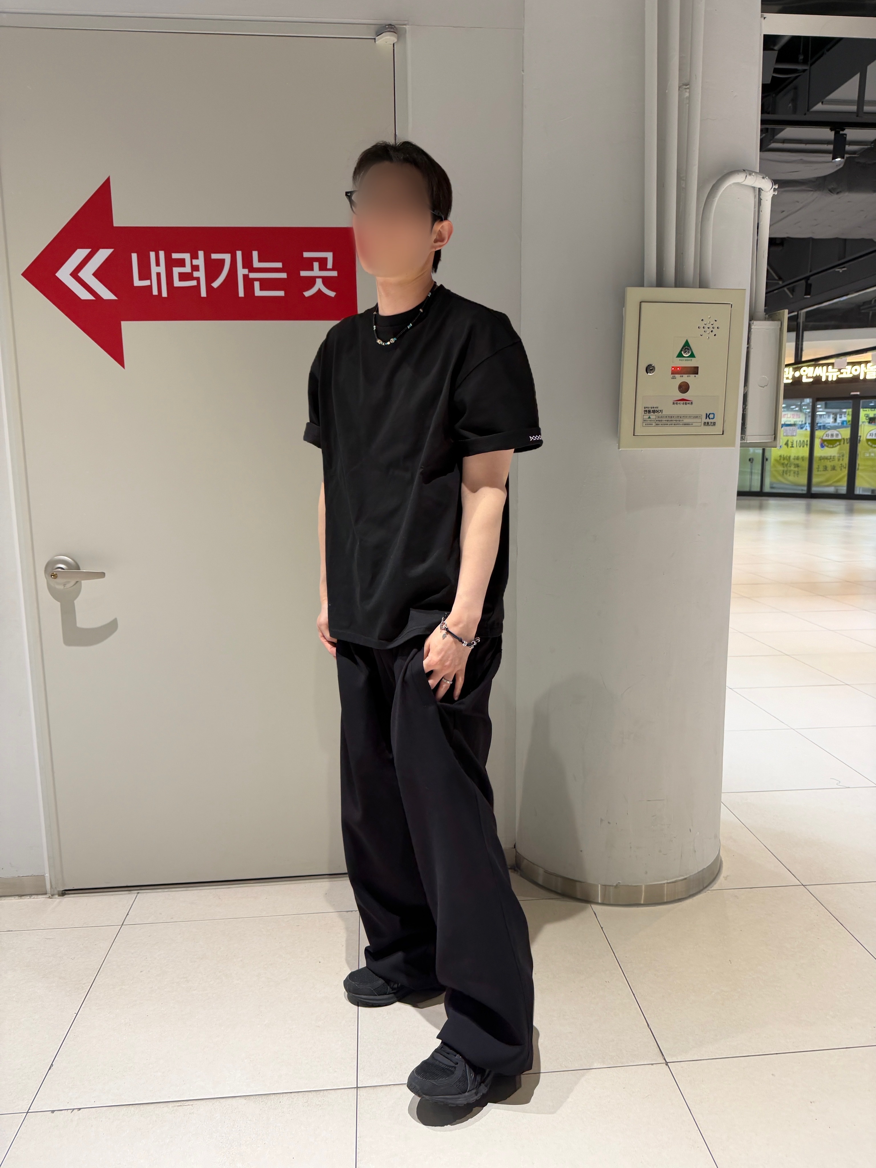 [예약 배송] Junne T26 Semi Overfit Structured T-shirts Black 착용 스타일 - 1