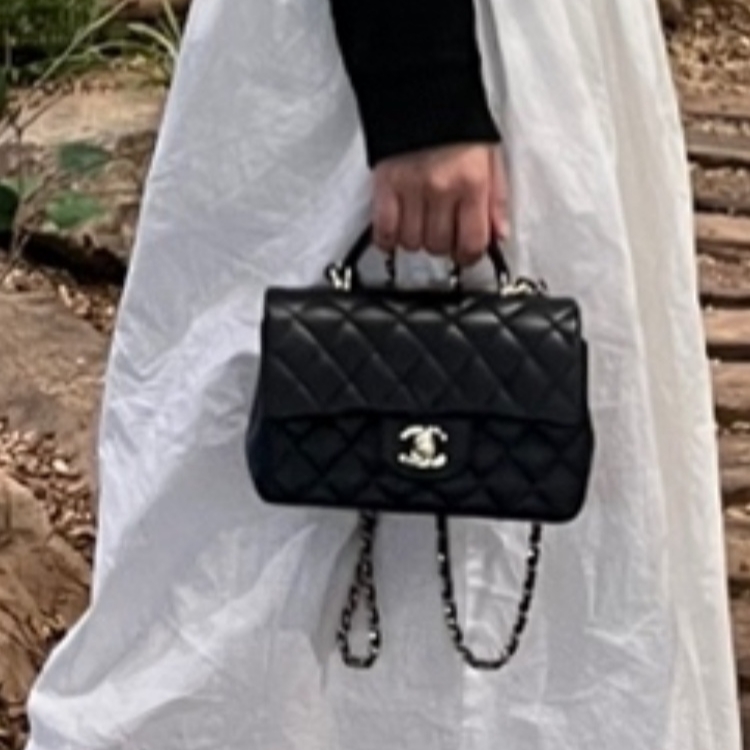 Chanel Mini Flap Bag with Top Handle Lambskin & Gold Black 착용 스타일
