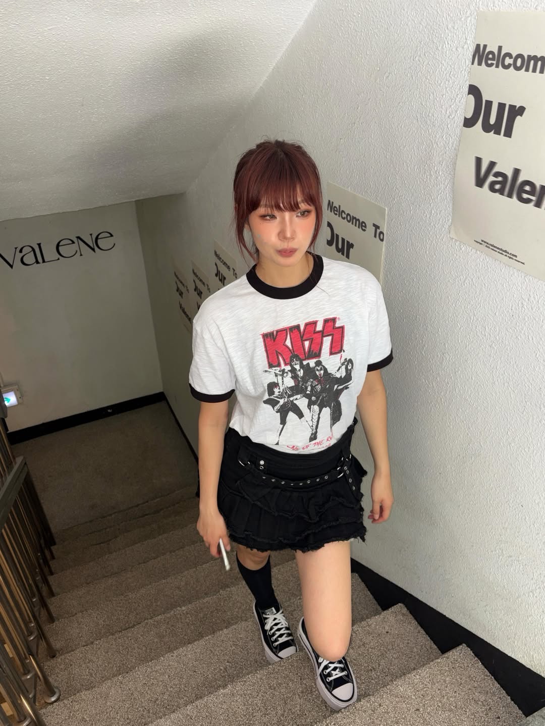 MAINBOOTH X KISS End of the Road T-shirt White 착용 스타일 - 3