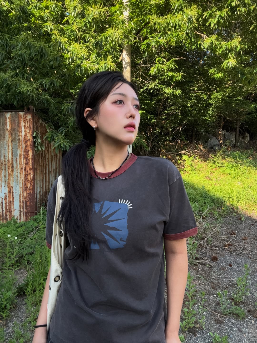 MAINBOOTH Sun Trace T-shirt Charcoal 착용 스타일 - 2