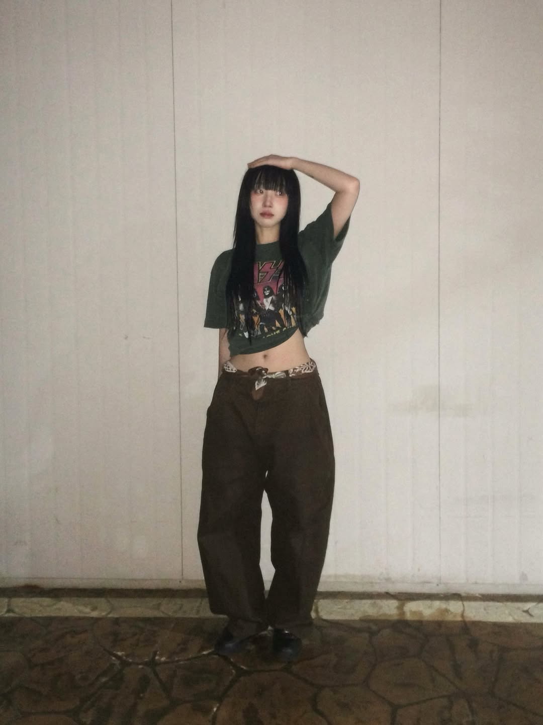 MAINBOOTH X KISS Love Gun T-shirt Deep Green 착용 스타일 - 2