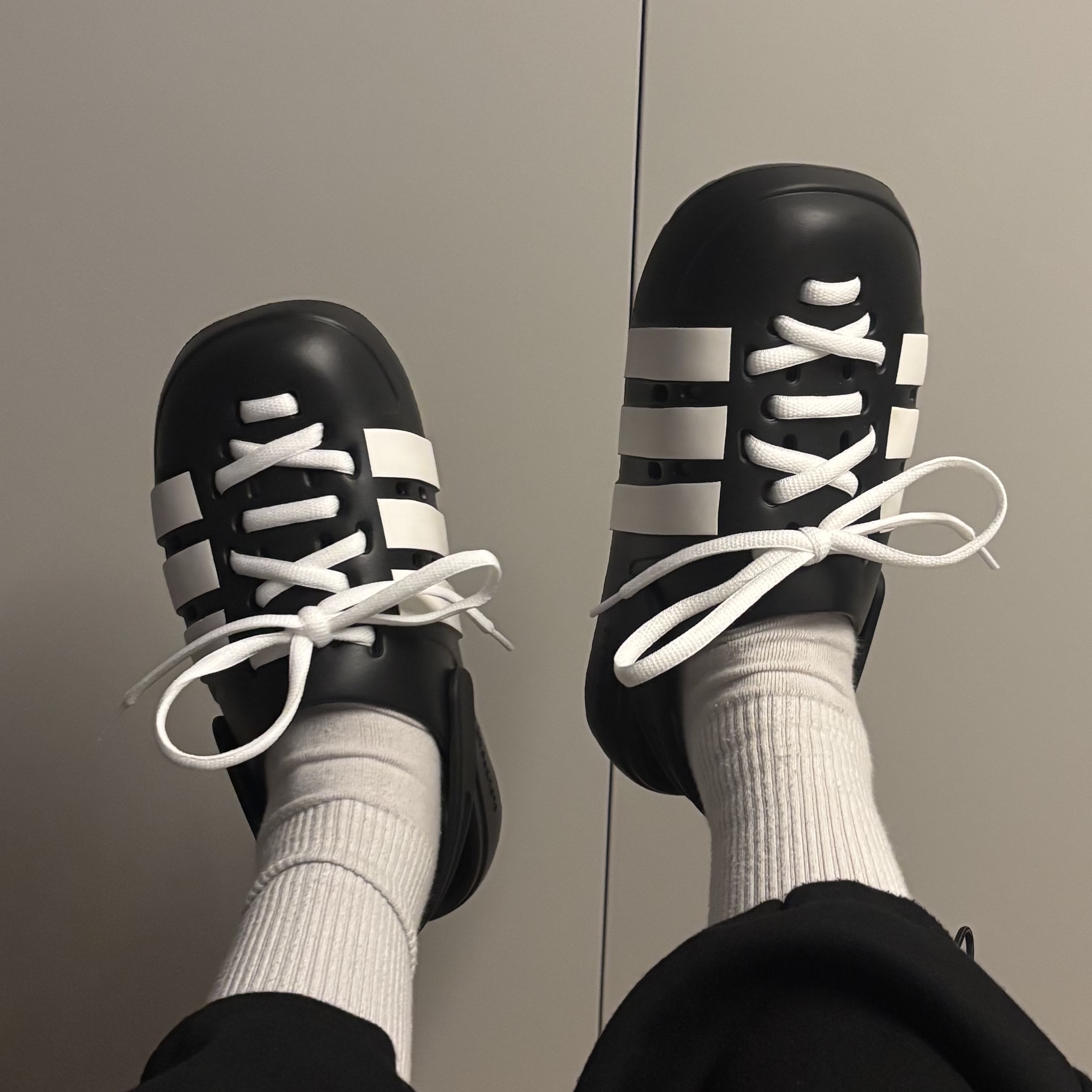 Adidas Adilette Clog 2.0 Core Black Cloude White 착용 스타일