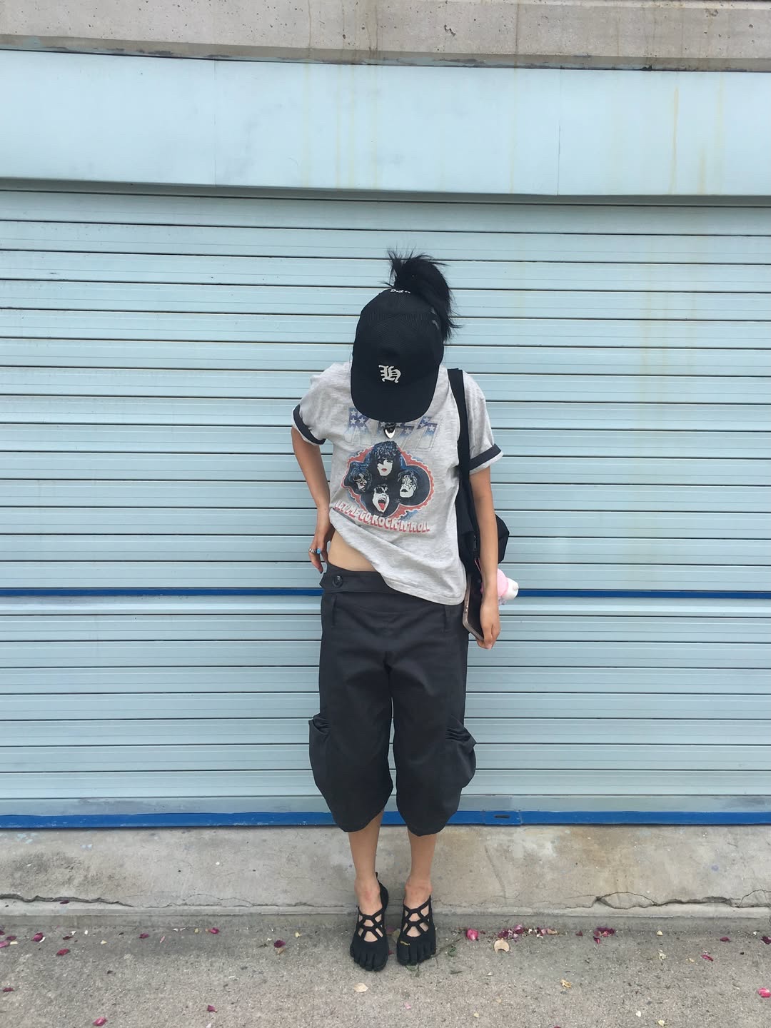 MAINBOOTH X KISS USA Logo T-shirt Gray 착용 스타일 - 3