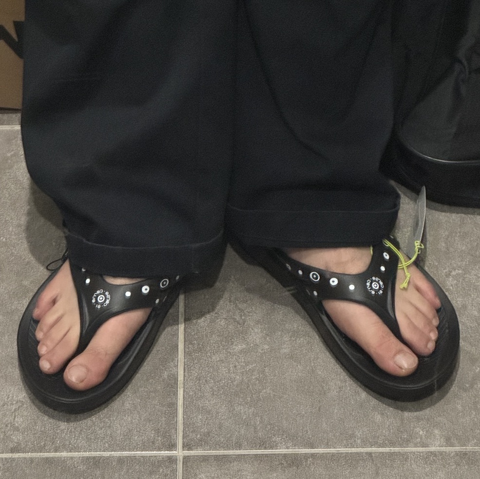 Oofos x 10 Corso Como Flip Flop Black 착용 스타일