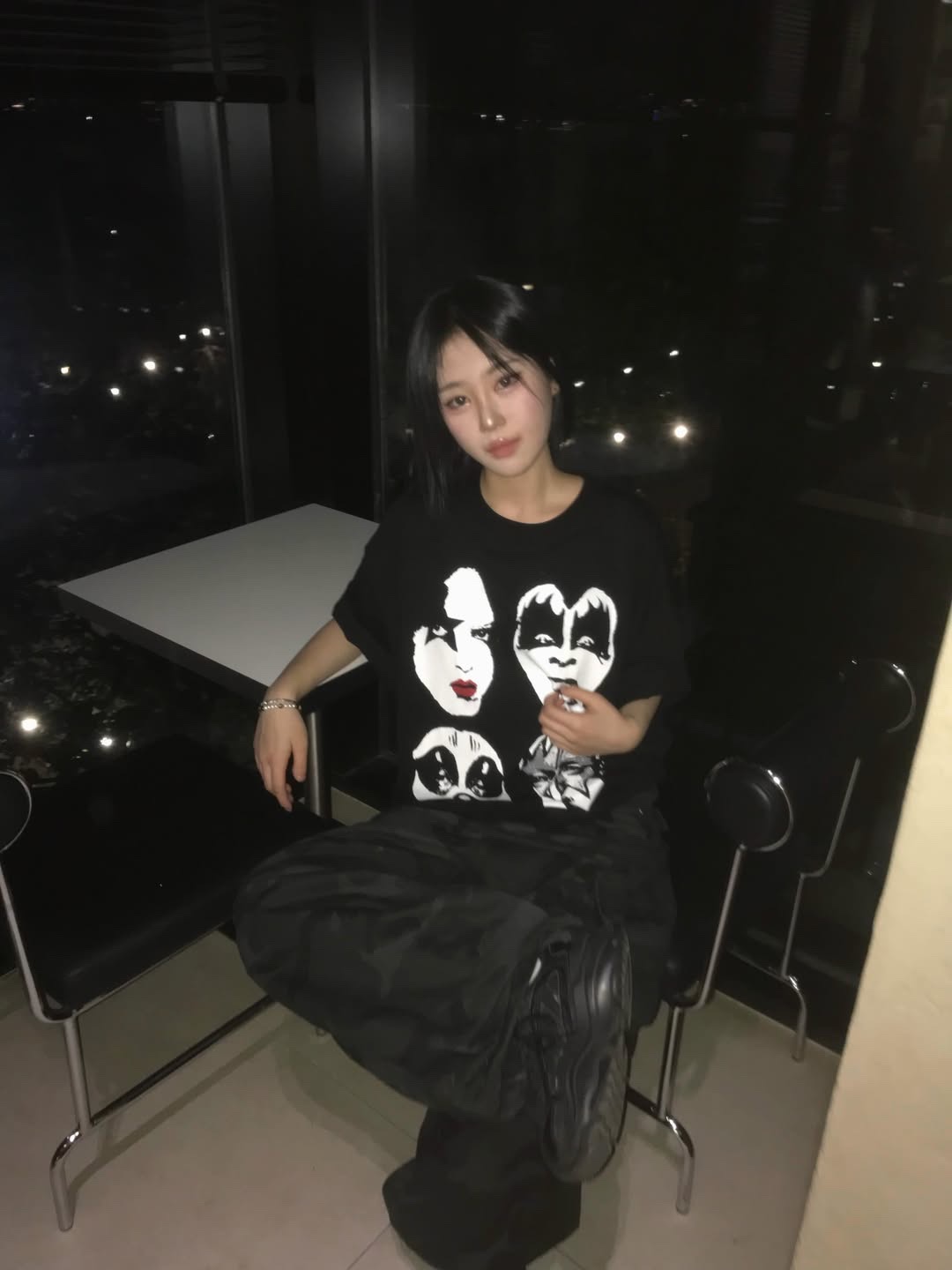 MAINBOOTH X KISS Four Faces Oversized T-shirt Black 착용 스타일 - 1