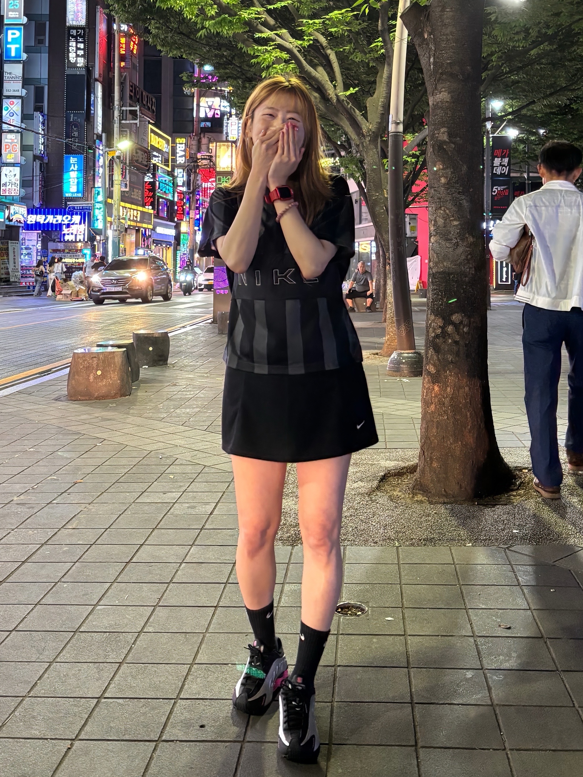 (W) Nike Shox R4 Black Pinksicle, (W) Nike NSW Oversized Jersey Black Chalk - Asia 착용 스타일 - 6