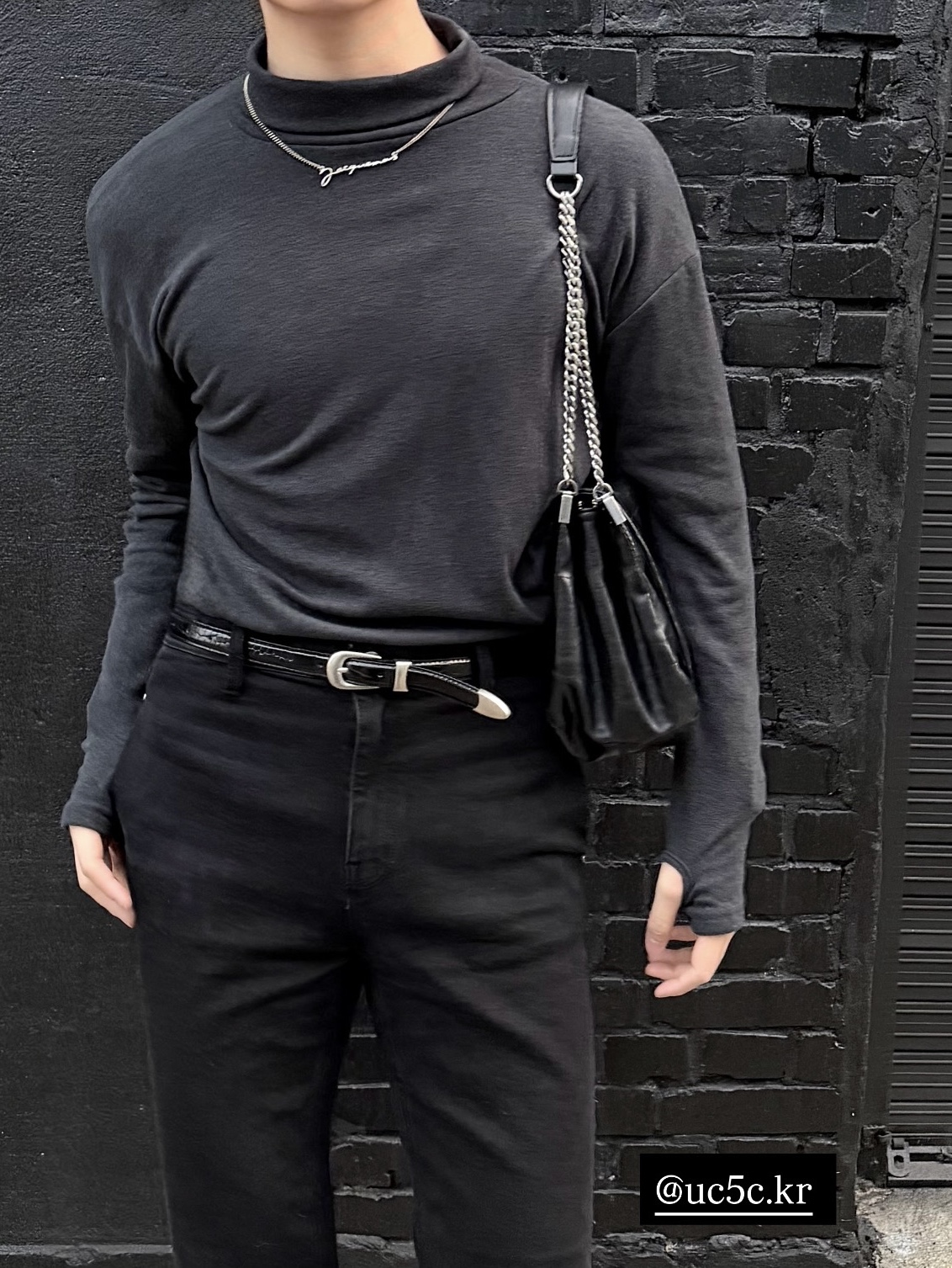 Zara Rock Style Flap Shoulder Bag Black, Jacquemus La Chaine Signature Logo Chain Necklace Silver 착용 스타일 - 8